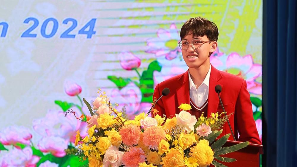 Nguyễn Văn Bảo Nhân - học sinh lớp 11 Toán Trường THPT Chuyên Thăng Long đại diện cho các bạn học sinh giỏi được tuyên dương phát biểu cảm nghĩ