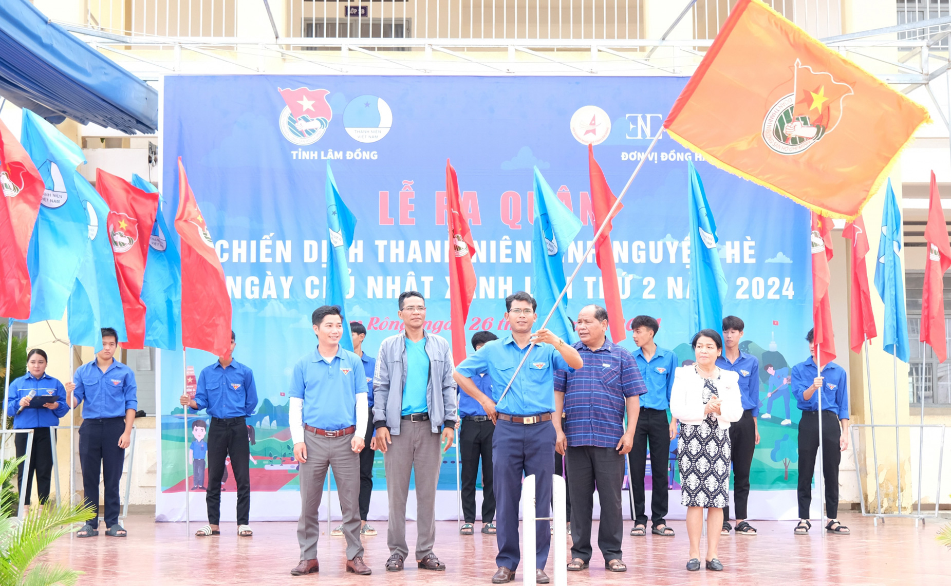 Các đại biểu thực hiện nghi thức phát cờ khởi động Chiến dịch Thanh niên tình nguyện hè năm 2024