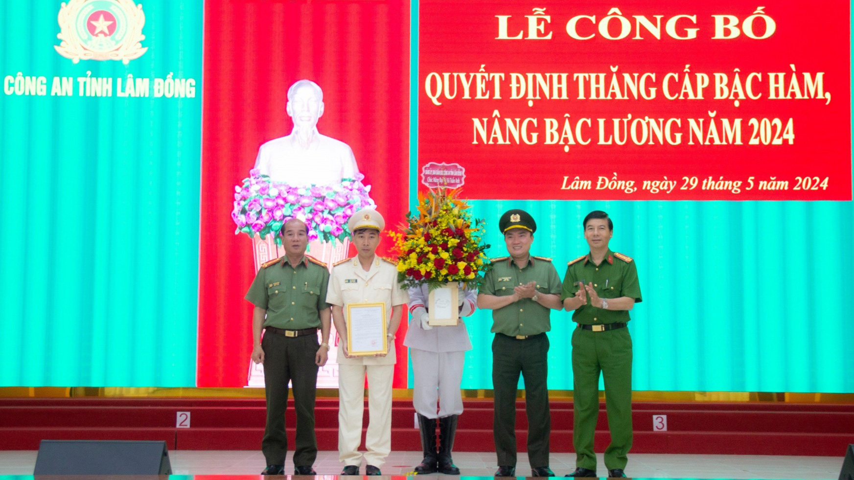999 chiến sĩ Công an Lâm Đồng được thăng cấp bậc hàm, nâng bậc lương năm 2024