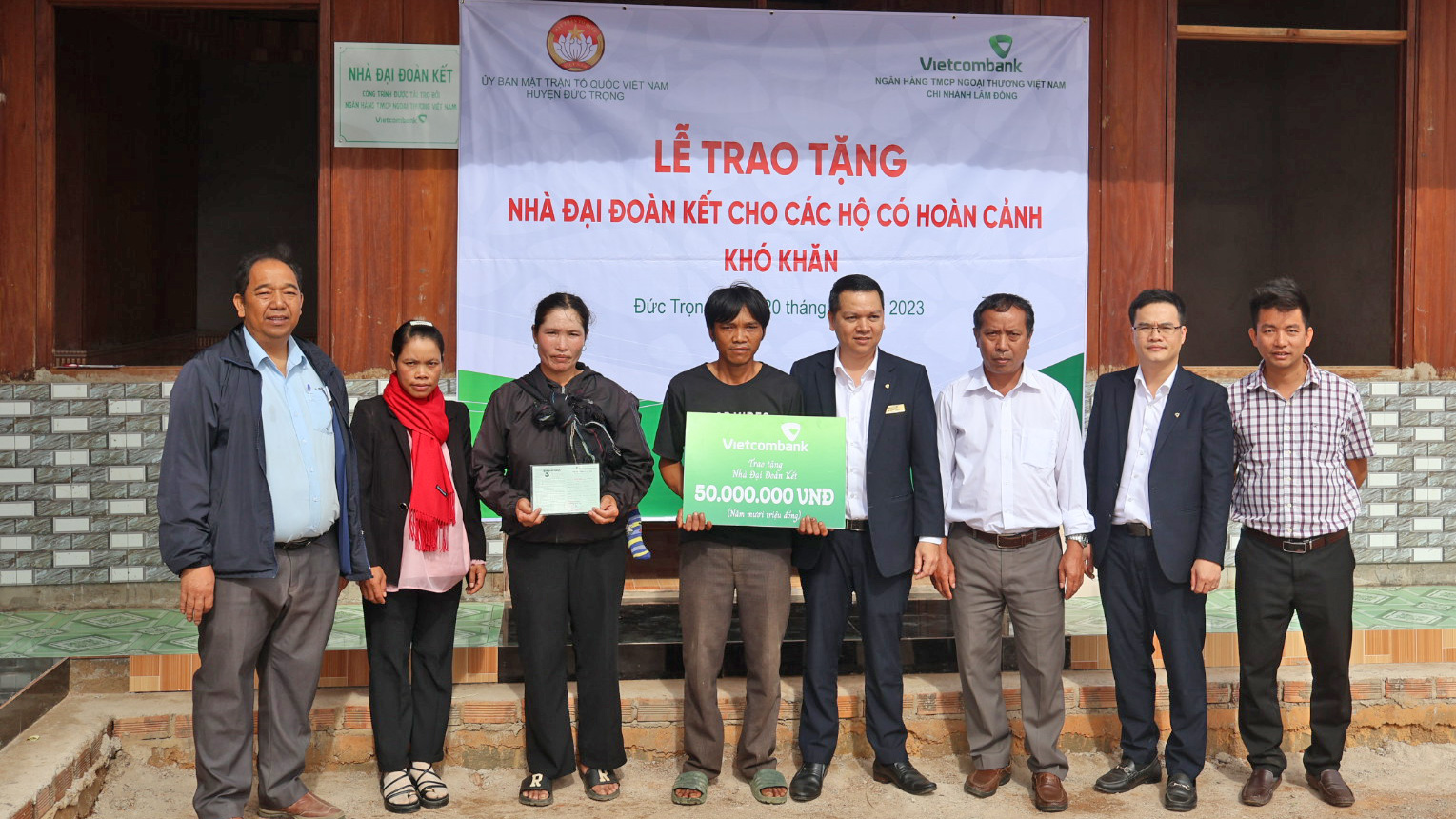 Ngân hàng TMCP ngoại thương Việt Nam chi nhánh Lâm Đồng phối hợp với Ủy ban MTTQ Việt Nam huyện Đức Trọng, trao nhà đại đoàn kết cho hộ nghèo vùng sâu