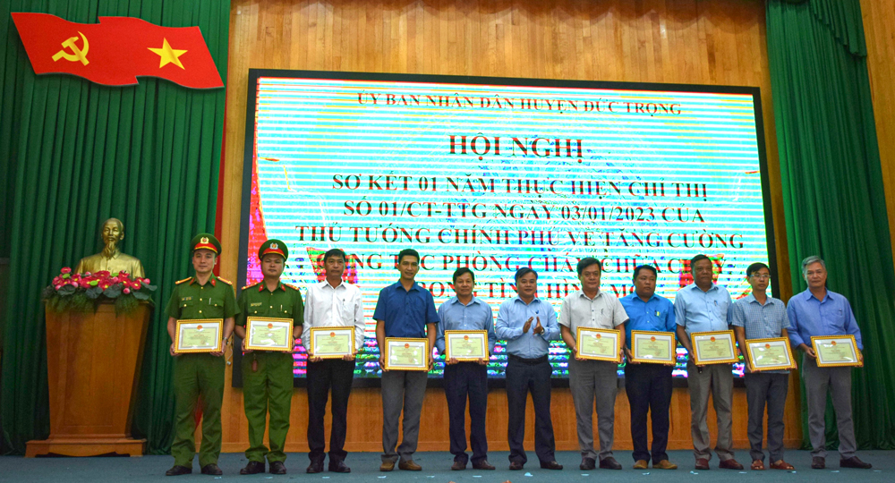 Đồng chí Lê Nguyên Hoàng - Phó Chủ tịch UBND huyện, trao Giấy khen cho các tập thể