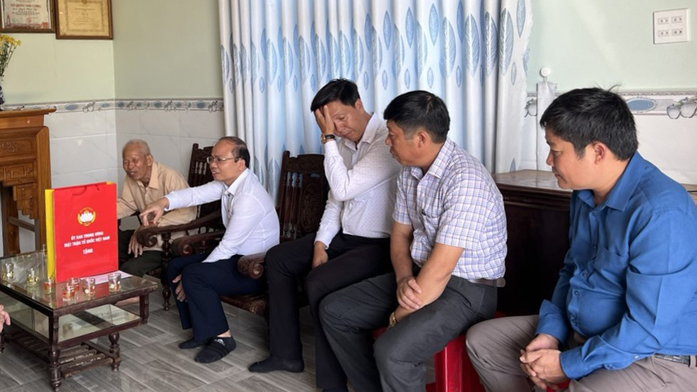 Chủ tịch UBND huyện Di Linh Trần Đức Công thăm hỏi, tặng quà các chiến sĩ Điện Biên