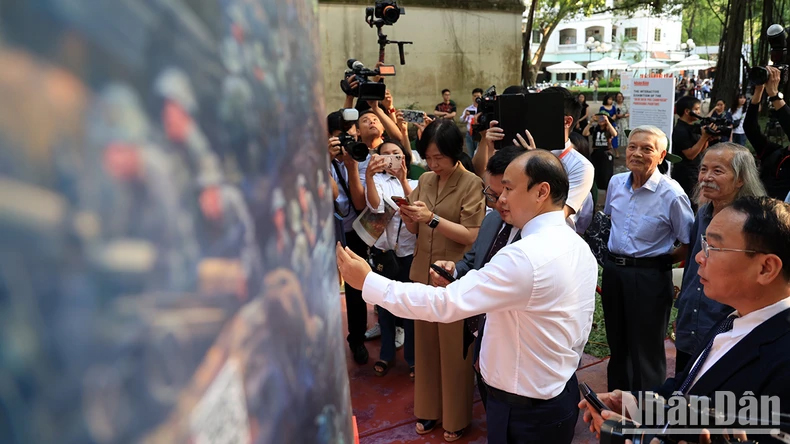 Các đại biểu trải nghiệm thực tế tăng cường tại triển lãm tương tác ảnh panorama chiến dịch Điện Biên Phủ