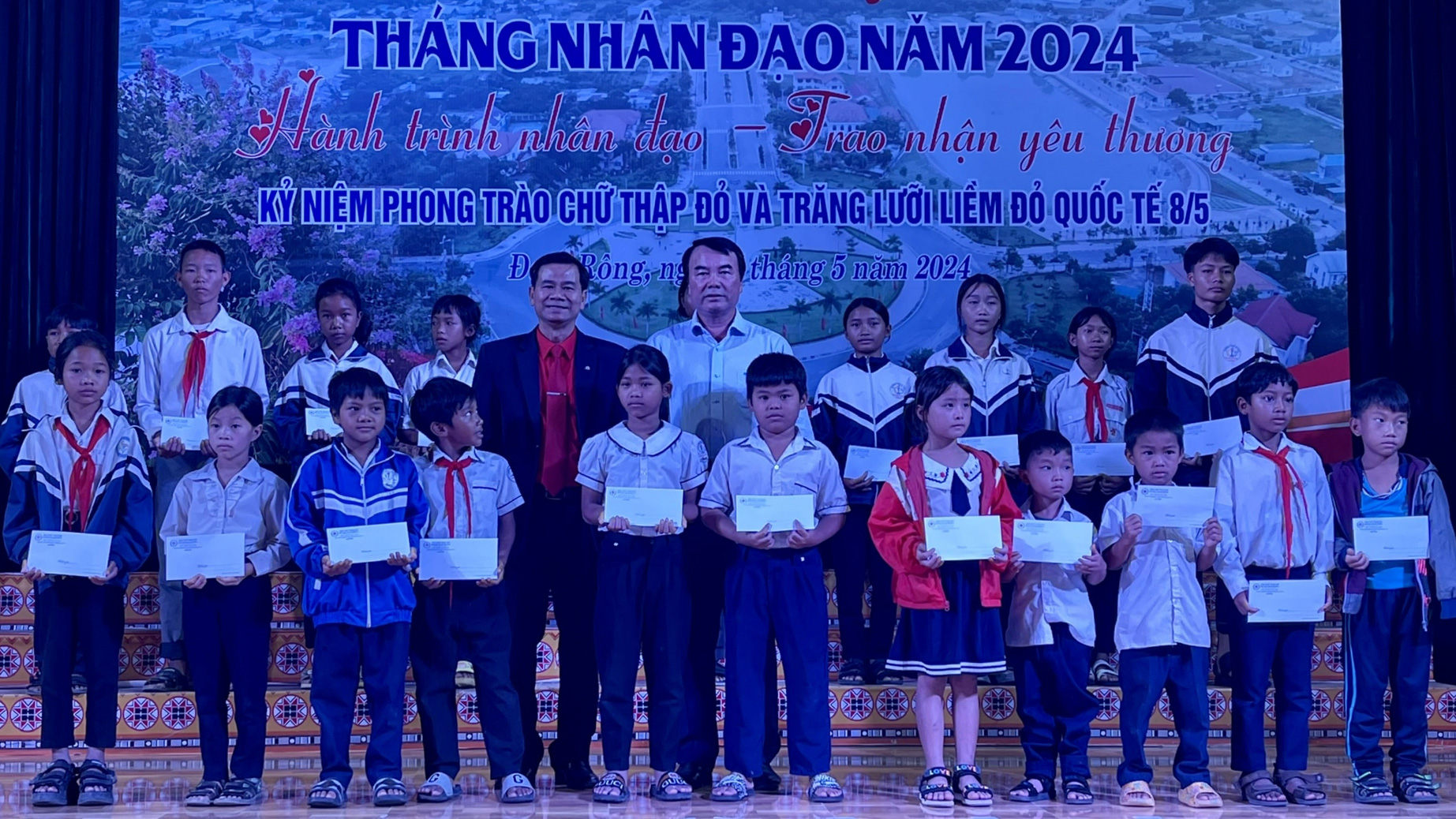 Lãnh đạo tỉnh trao 20 suất học bổng của Hội Chữ thập đỏ tỉnh cho học sinh có hoàn cảnh khó khăn học giỏi của huyện Đam Rông