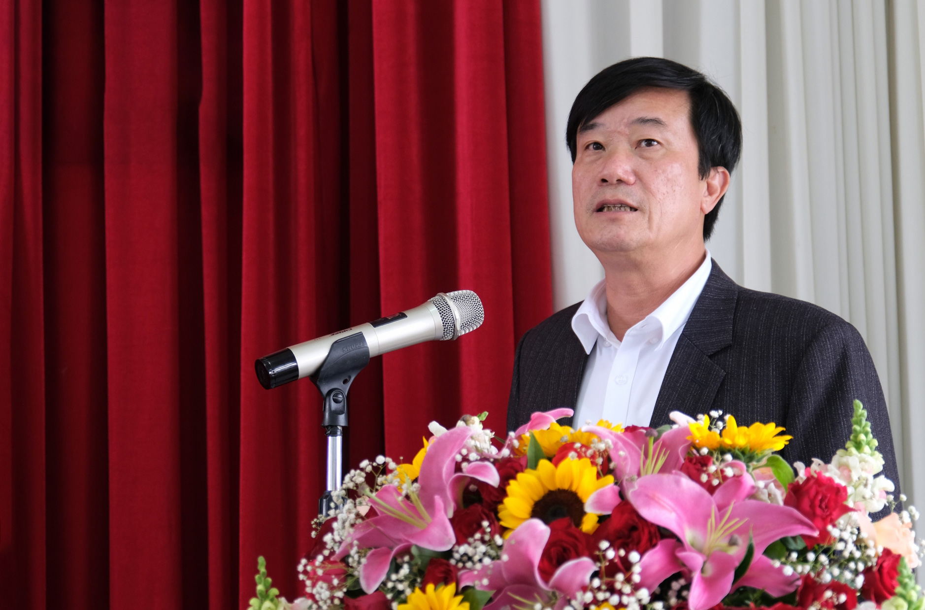 Hiệu trưởng Trường Đại học Đà Lạt Lê Minh Chiến báo cáo một số kết quả trong công tác đào tạo nguồn nhân lực của nhà trường