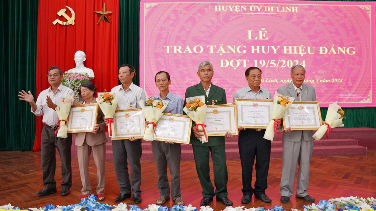 Phó Bí thư Thường trực Huyện ủy Di Linh K Broi trao tặng Huy hiệu 40 năm tuổi Đảng cho các đảng viên