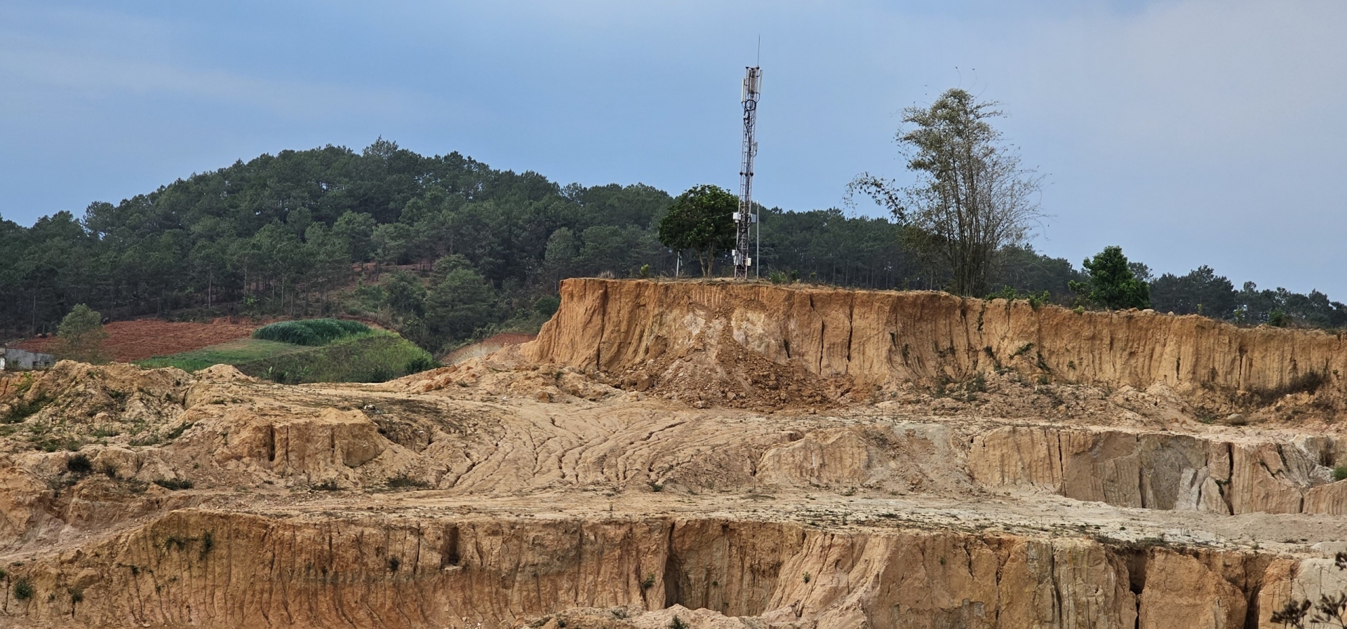 Một ngọn đồi trên địa bàn xã Tu Tra, huyện Đơn Dương bị múc đất tan hoang. Ảnh chụp ngày 18/4/2024