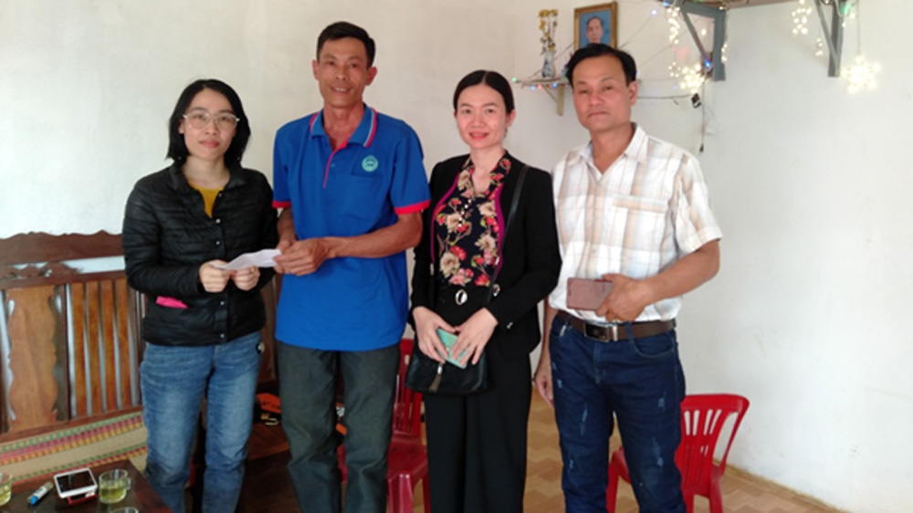Đảng viên, giáo viên của THPT Lộc An thăm hỏi phụ huynh, học sinh trong dịp lễ tết