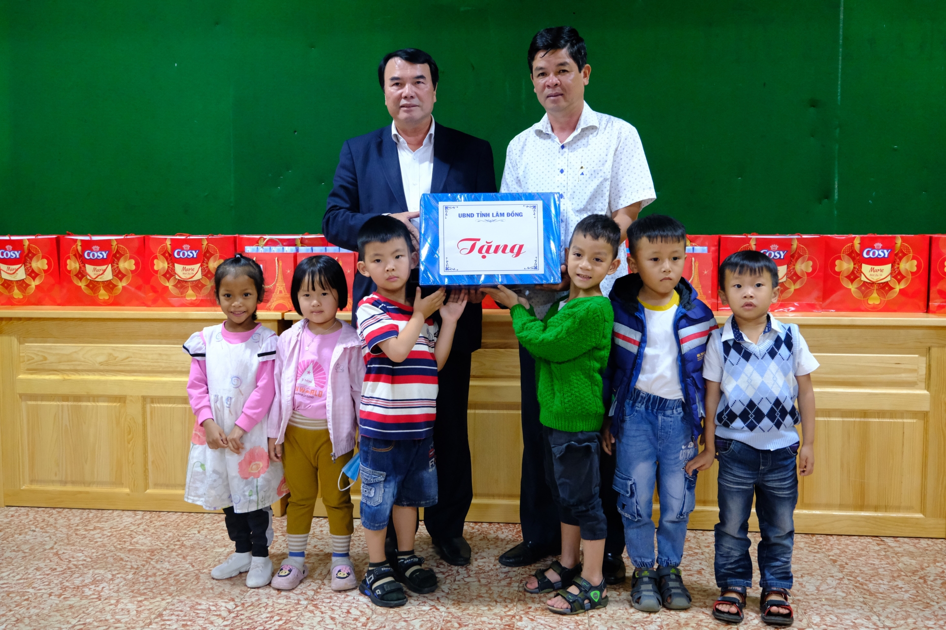 Phó Chủ tịch UBND tỉnh Phạm S thăm, tặng quà cho các em thiếu nhi tại Làng trẻ em SOS Đà Lạt 