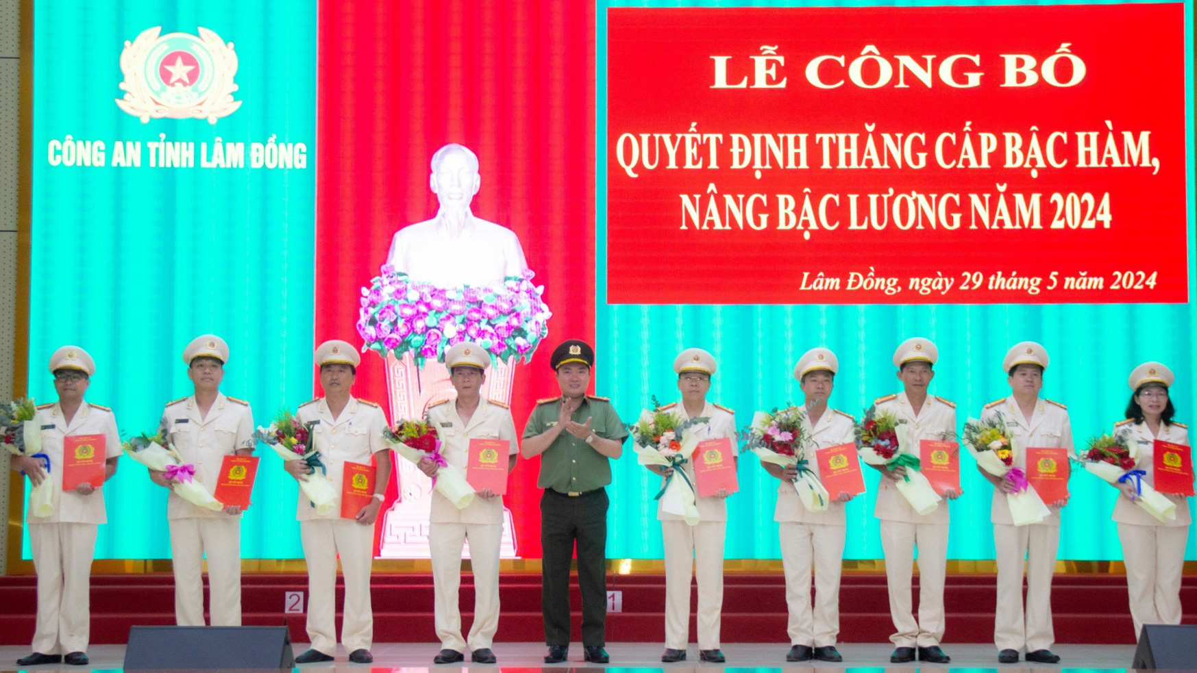 Đại tá Trương Minh Đương trao Quyết định nâng lương, thăng cấp bậc hàm của Bộ trưởng Bộ Công an cho các lãnh đạo Công an đơn vị, địa phương