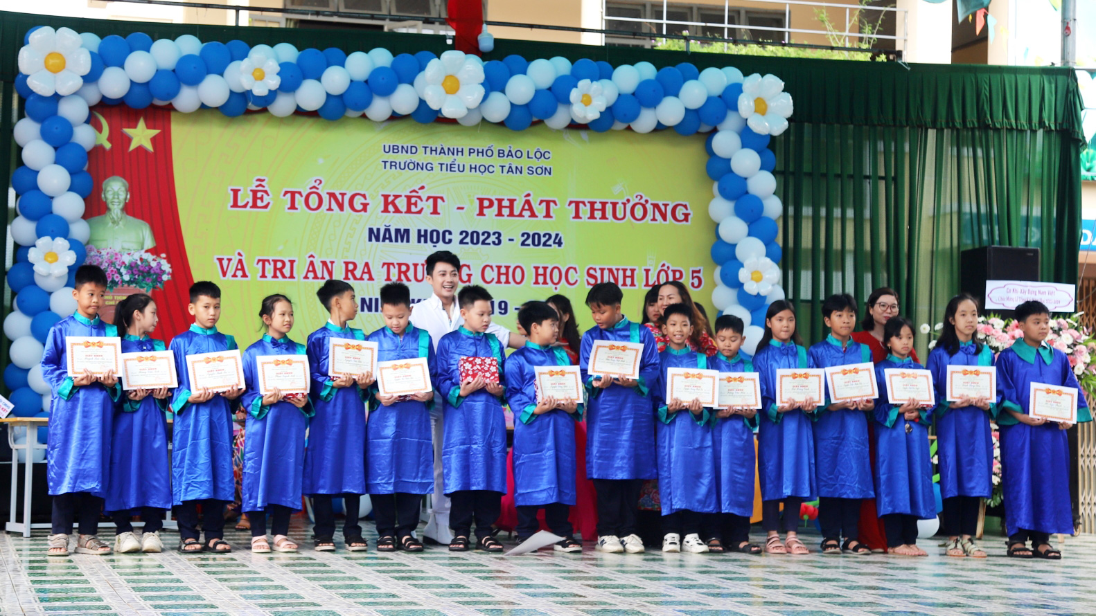Trường Tiểu học Tân Sơn khen thưởng các em học sinh đạt thành tích xuất sắc năm học 2023 - 2024