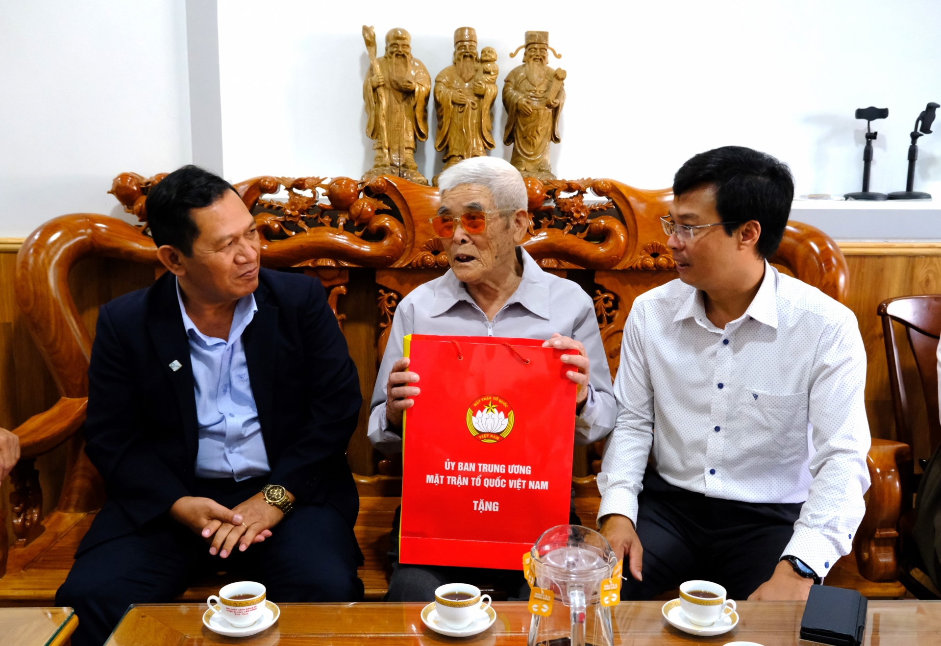 Phó Chủ tịch HĐND tỉnh KMák và Bí thư Huyện ủy Di Linh Đinh Văn Tuấn thăm hỏi, tặng quà cho cựu chiến binh Nguyễn Hữu Thu