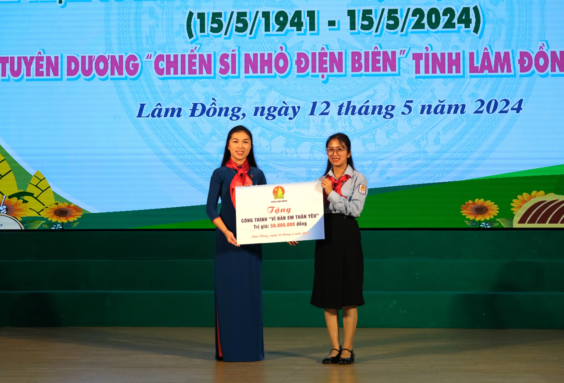 Hội đồng Đội Trung ương - Hội đồng Đội tỉnh Lâm Đồng cũng trao tặng 1 công trình “Vì đàn em thân yêu” cho xã Lát, huyện Lạc Dương