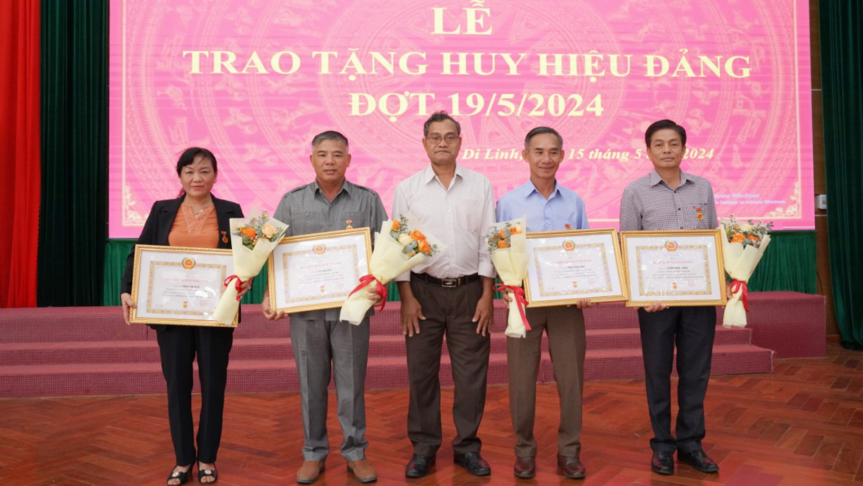 Phó Bí thư Thường trực Huyện ủy Di Linh K Broi trao tặng Huy hiệu 30 năm tuổi Đảng cho các đảng viên