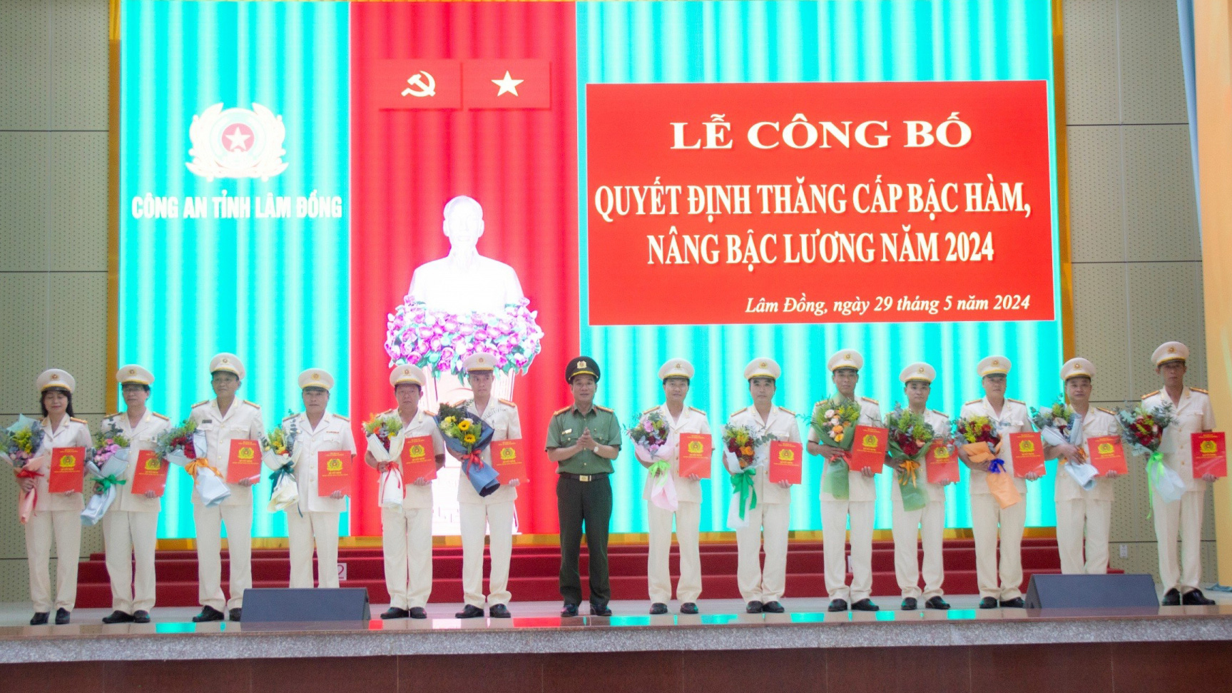 Đại tá Lê Hồng Phong - Phó Giám đốc Công an tỉnh trao Quyết định nâng lương, thăng cấp bậc hàm của Bộ trưởng Bộ Công an cho các lãnh đạo Công an đơn vị, địa phương