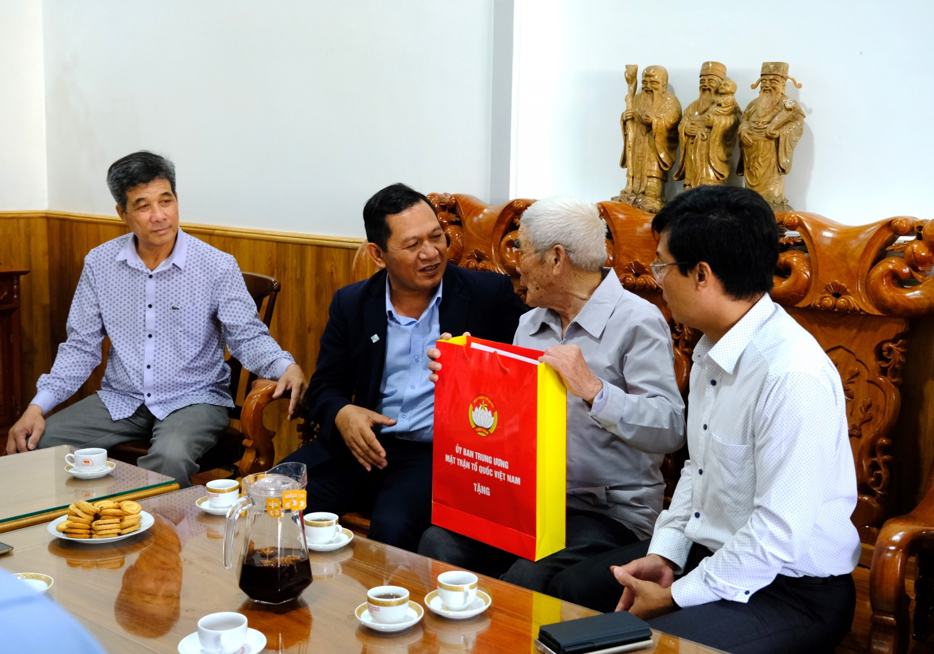 Đoàn công tác lắng nghe cựu chiến binh Nguyễn Hữu Thu chia sẻ về những ký ức trong Chiến dịch Điện Biên Phủ