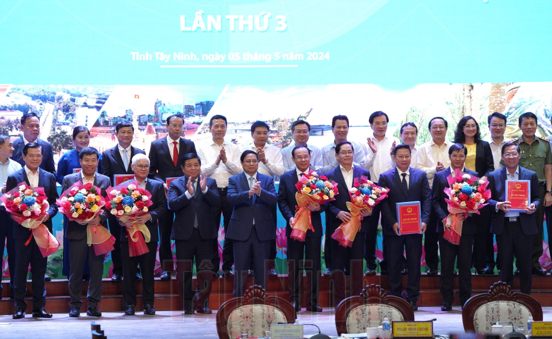 Thủ tướng Chính phủ Phạm Minh Chính - Chủ tịch Hội đồng điều phối vùng trao Quyết định Quy hoạch vùng cho lãnh đạo các địa phương vùng Đông Nam Bộ