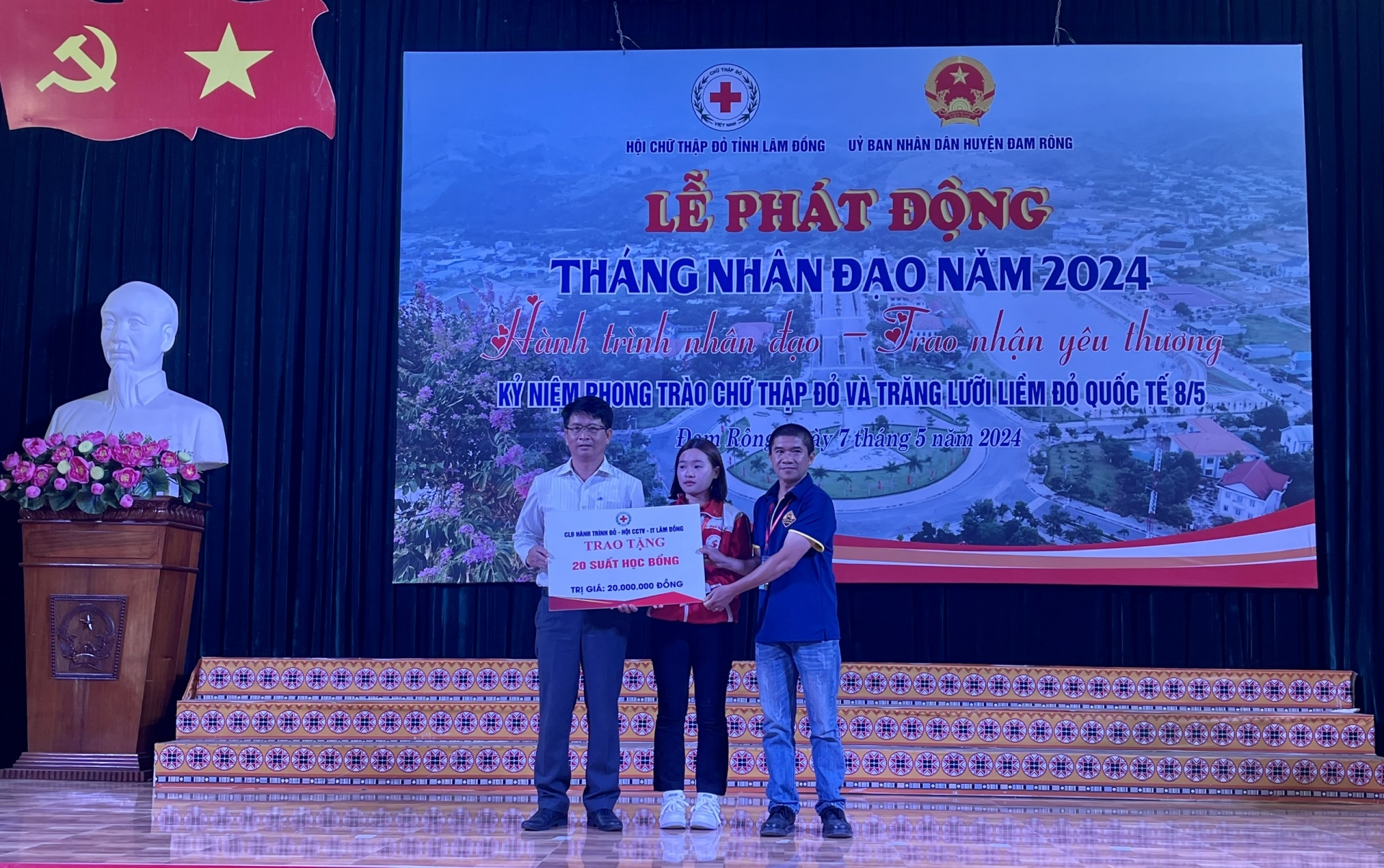 CLB Hành trình đỏ và Hội CCTV -IT Lâm Đồng trao tặng 20 suất học bổng cho học sinh có hoàn cảnh khó khăn của Trường Tiểu học Đa Kao (Đam Rông)