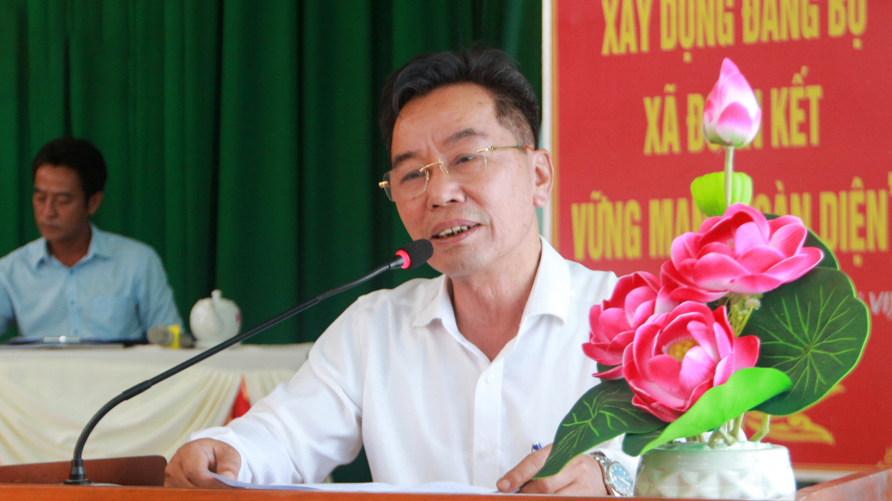 Đồng chí Nguyễn Quý Mỵ - Bí thư Huyện ủy, Chủ tịch HĐND huyện Đạ Huoai giải trình các ý kiến kiến nghị của cử tri