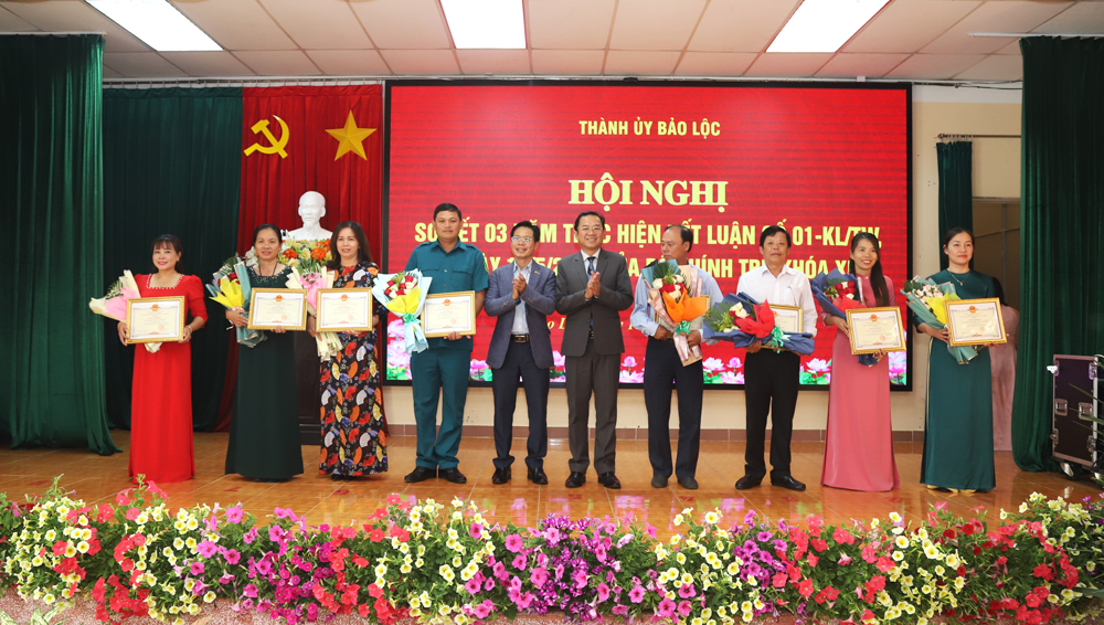 Bảo Lộc: Khen thưởng 16 tập thể, 28 cá nhân điển hình trong học tập và làm theo lời Bác