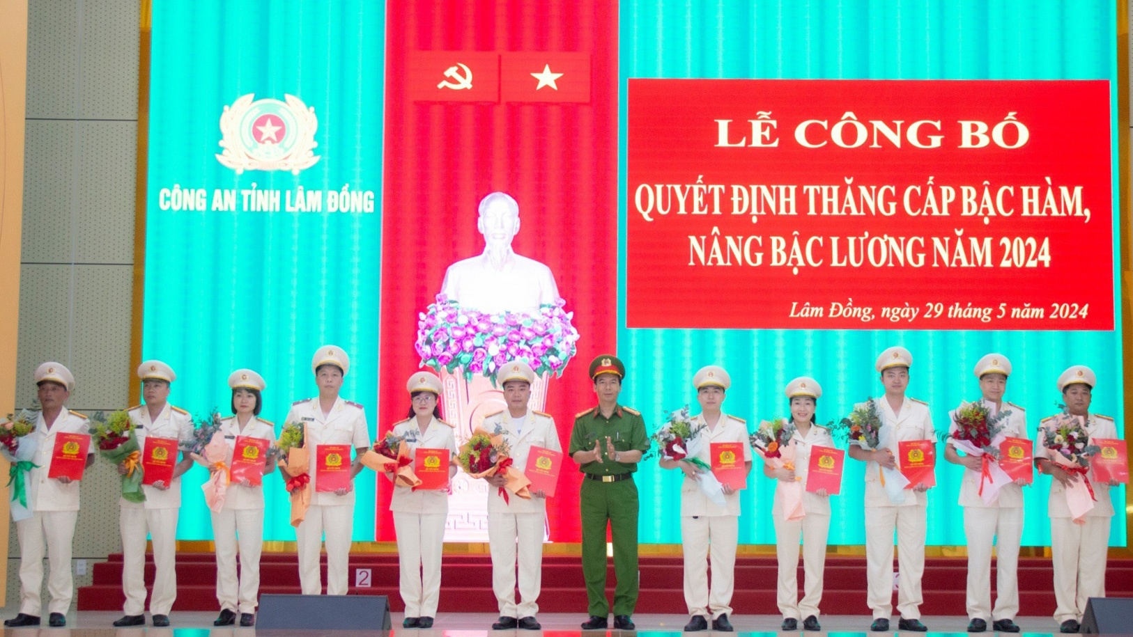 Đại tá Đinh Xuân Huy - Phó Giám đốc Công an tỉnh trao Quyết định thăng cấp bậc hàm của Giám đốc Công an tỉnh cho các cán bộ, chiến sỹ