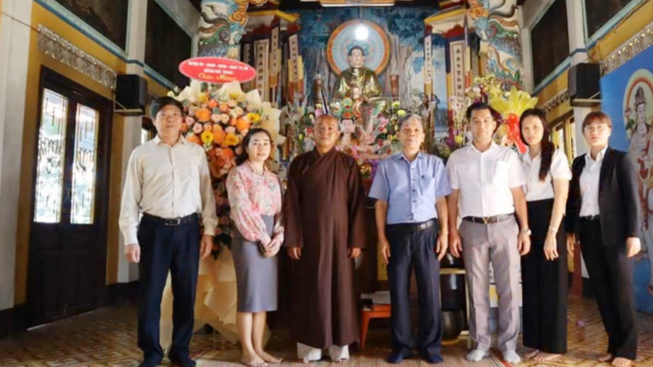 Lãnh đạo huyện Đức Trọng thăm, chúc mừng cơ sở Phật giáo nhân dịp Đại lễ Phật đản