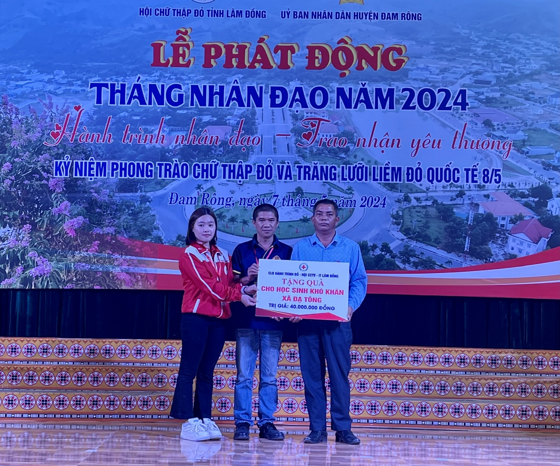 CLB Hành trình đỏ và Hội CCTV -IT Lâm Đồng trao tặng quà cho học sinh có hoàn cảnh khó khăn xã Đạ Tông trị giá 40 triệu đồng
