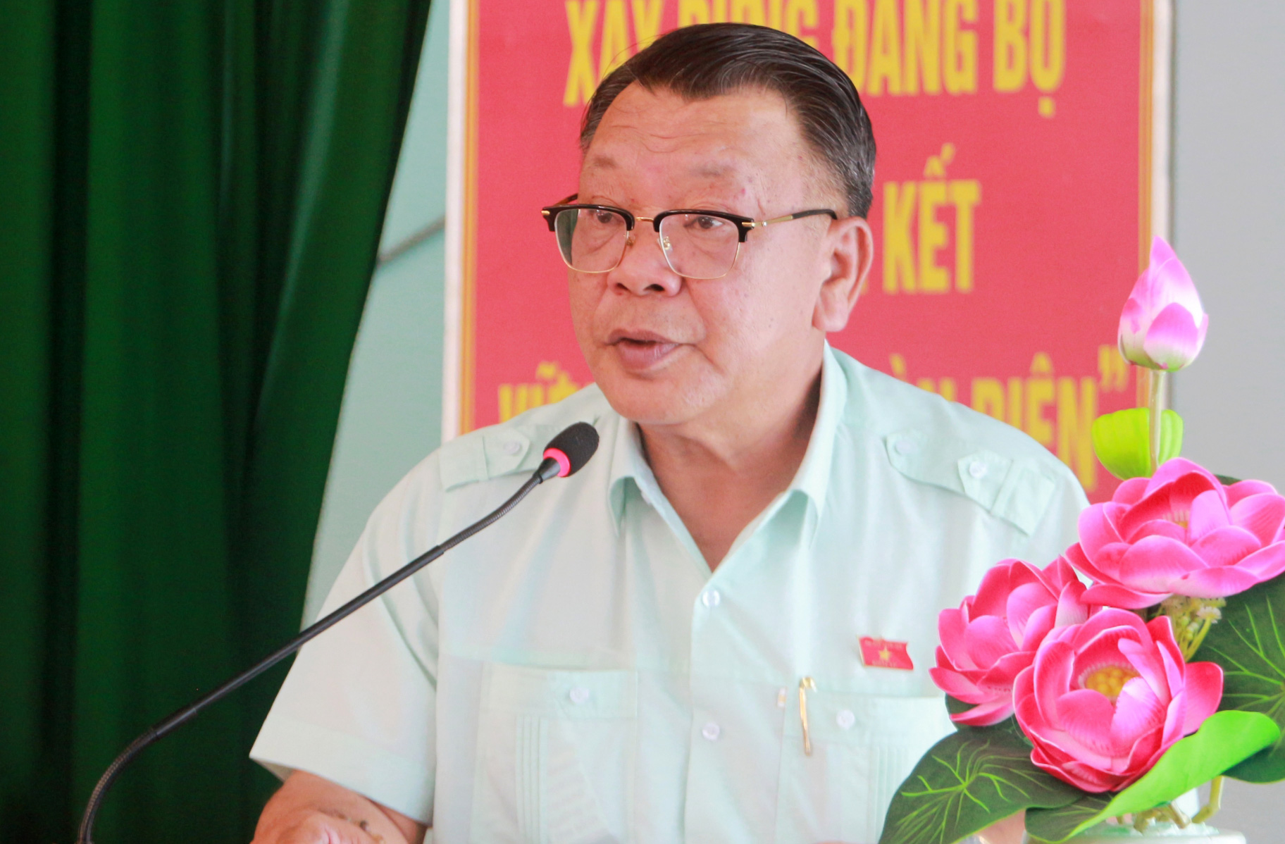Ông Nguyễn Tạo - Phó trưởng Đoàn chuyên trách Đoàn ĐBQH tỉnh tiếp thu, ghi nhận ý kiến, kiến nghị của cử tri