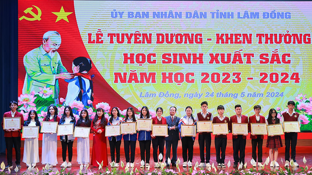 Giám đốc Sở GDĐT và Chủ tịch Hội Khuyến học tỉnh Lâm Đồng tặng Giấy khen của Giám đốc Sở GDĐT cho học sinh đoạt giải Nhất kỳ thi chọn học sinh giỏi tỉnh năm học 2023-2024