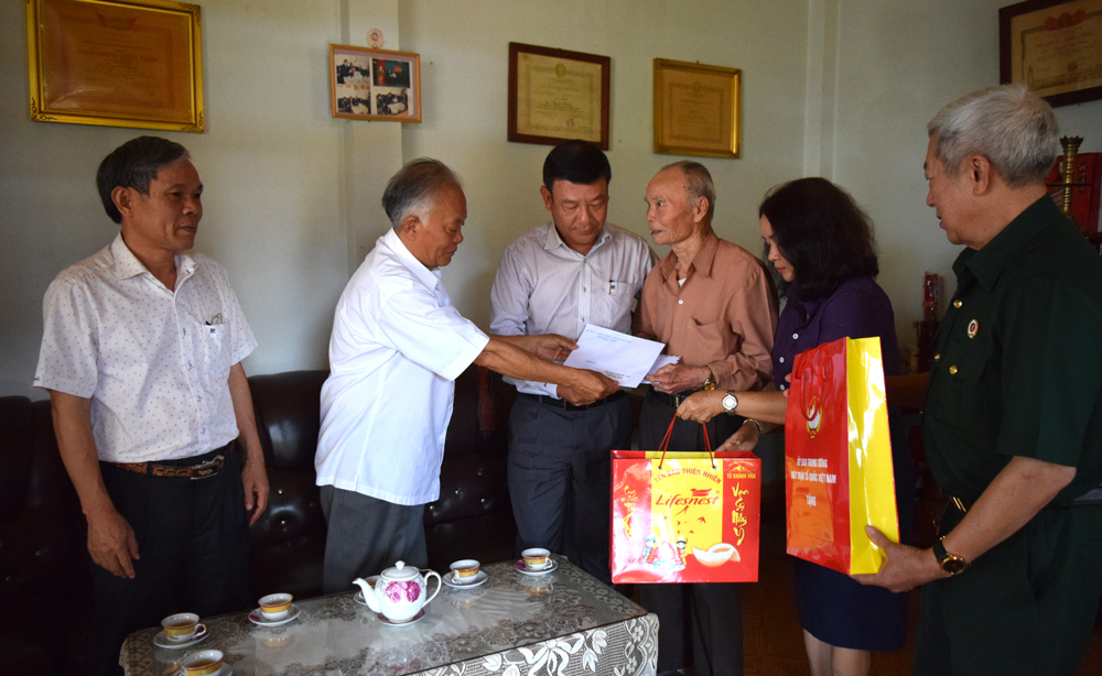 Thăm, tặng quà các chiến sĩ Điện Biên tại huyện Đức Trọng