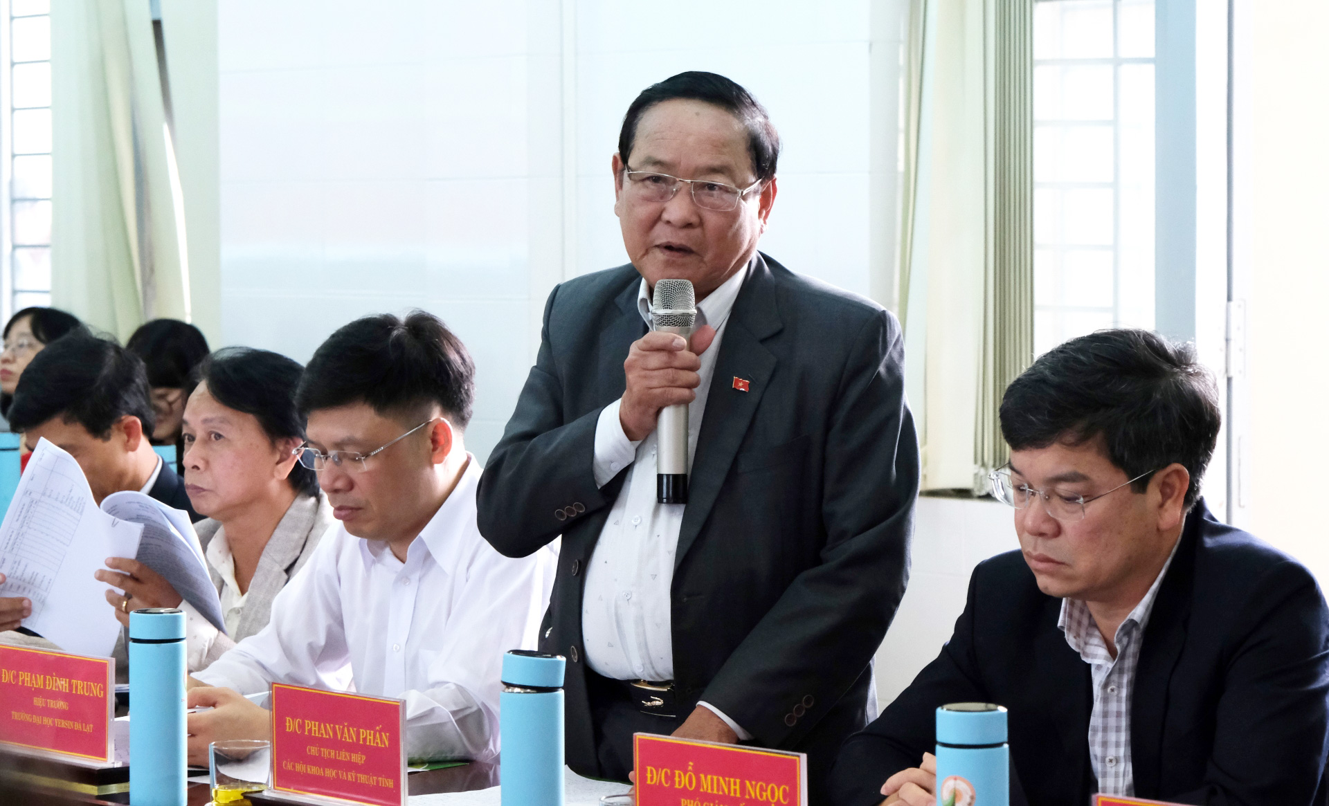 Đồng chí Phan Văn Phấn - Chủ tịch Liên hiệp các Hội Khoa học và kỹ thuật tỉnh nêu vấn đề về công tác đào tạo nguồn nhân lực trẻ