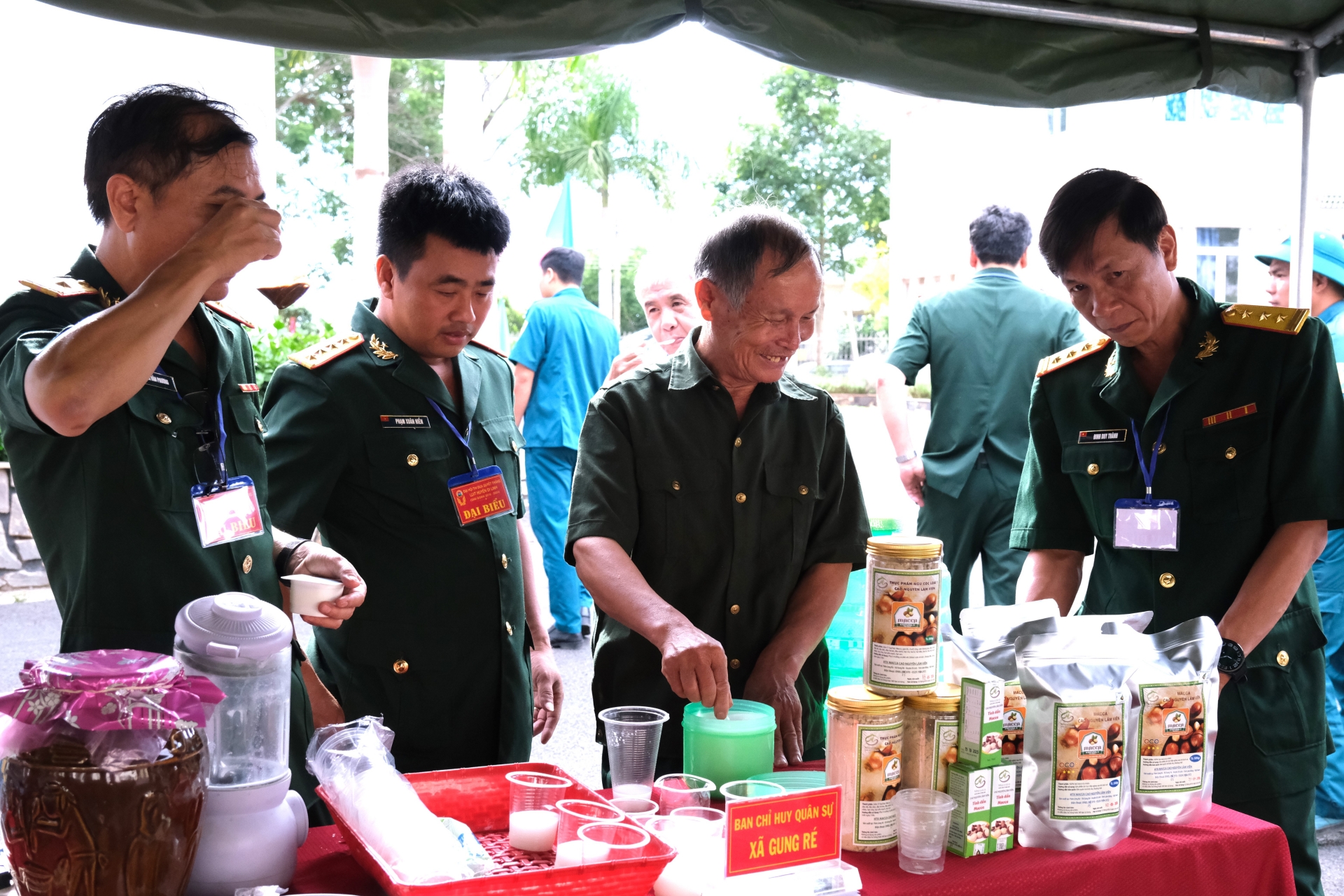 Tham quan các gian hàng trưng bày tại Đại hội