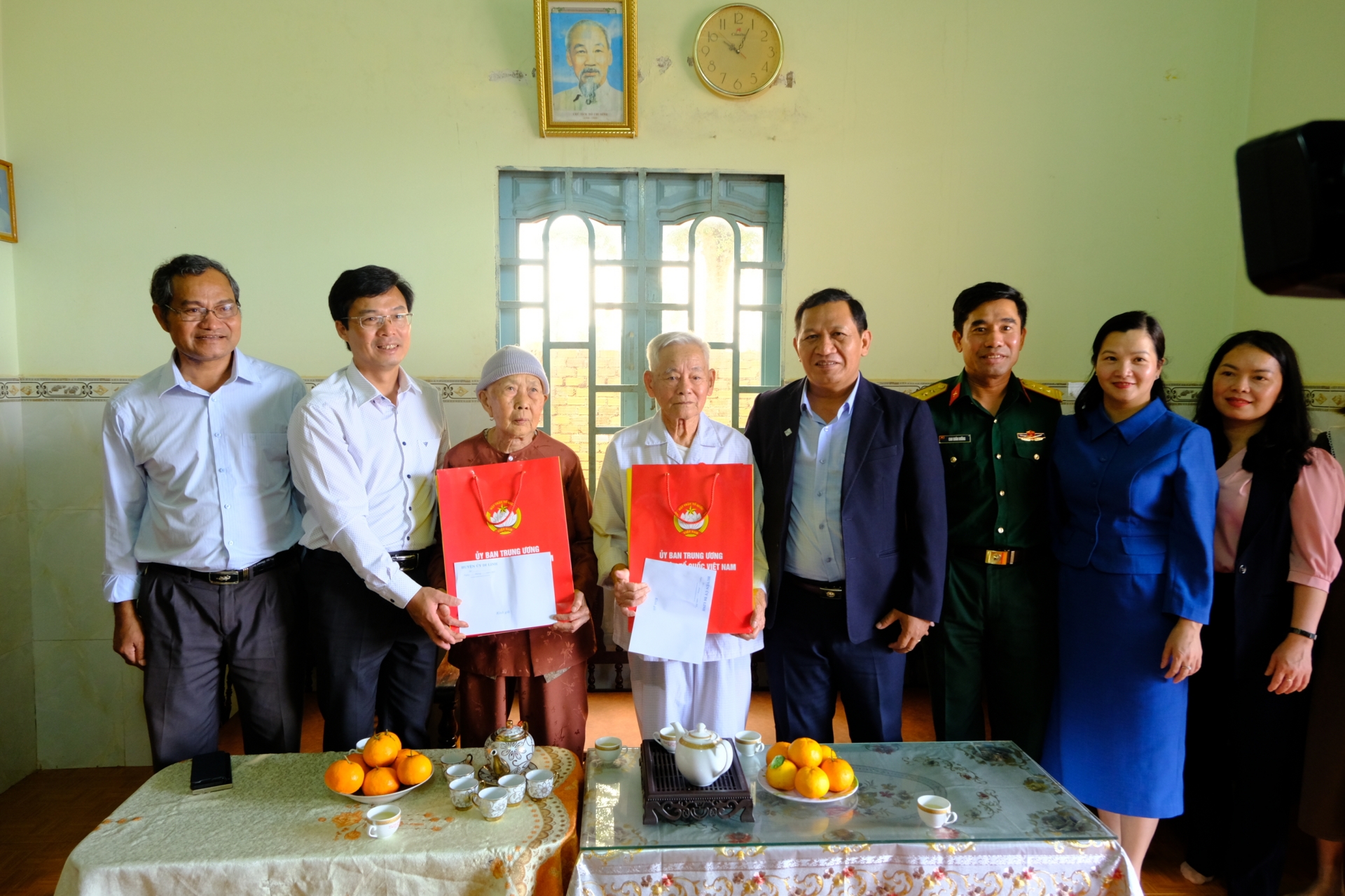 Đoàn công tác thăm hỏi, tặng quà cho vợ chồng cựu chiến binh Lê Thị Lại và Hoàng Chí Lý