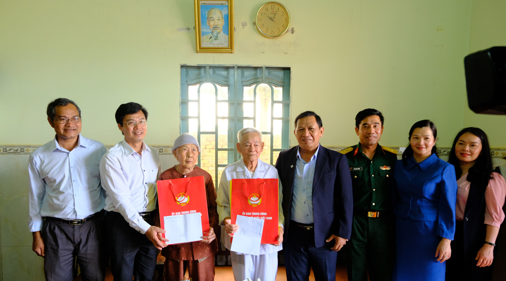 Phó Chủ tịch HĐND tỉnh K’Mák thăm, tặng quà chiến sĩ Điện Biên tại huyện Di Linh