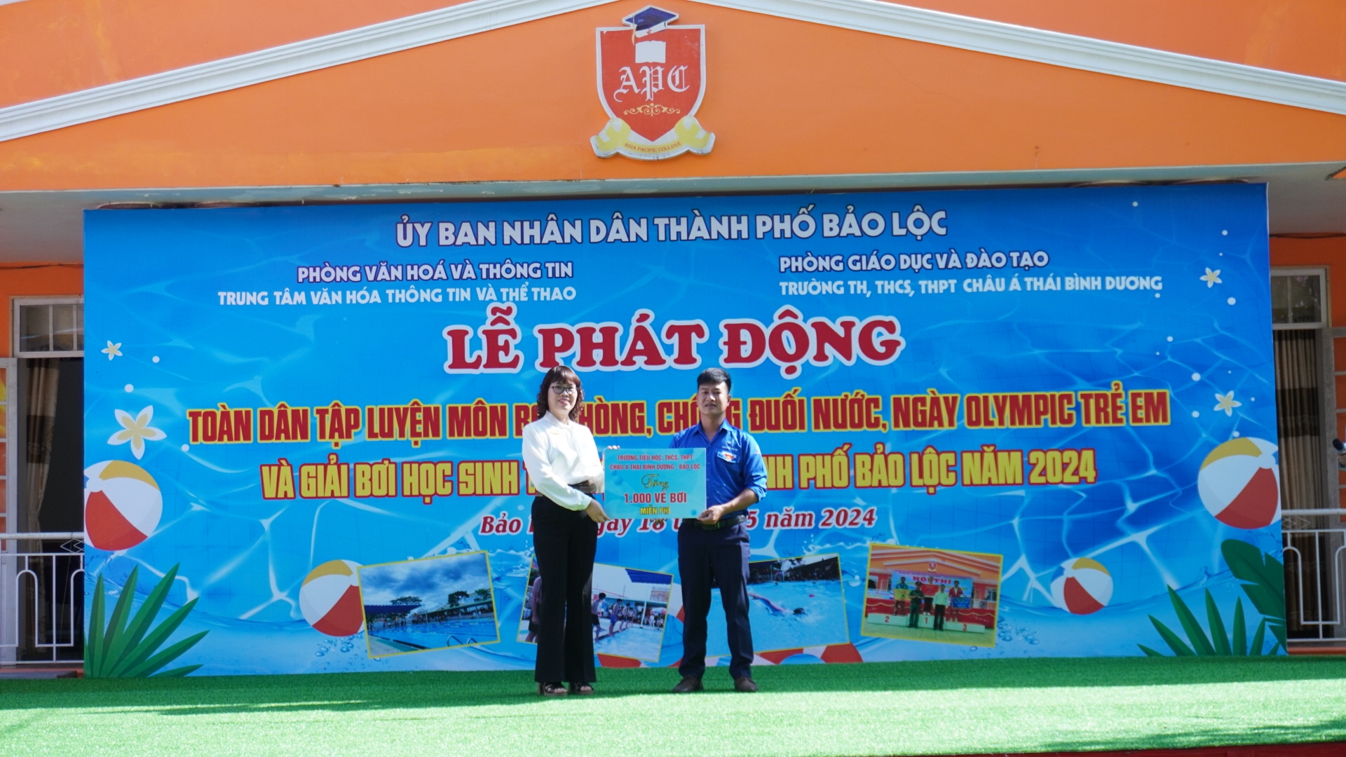 Nhà tài trợ trao tặng 1.000 vé bơi miễn phí cho thiếu nhi, học sinh thông qua Thành Đoàn Bảo Lộc