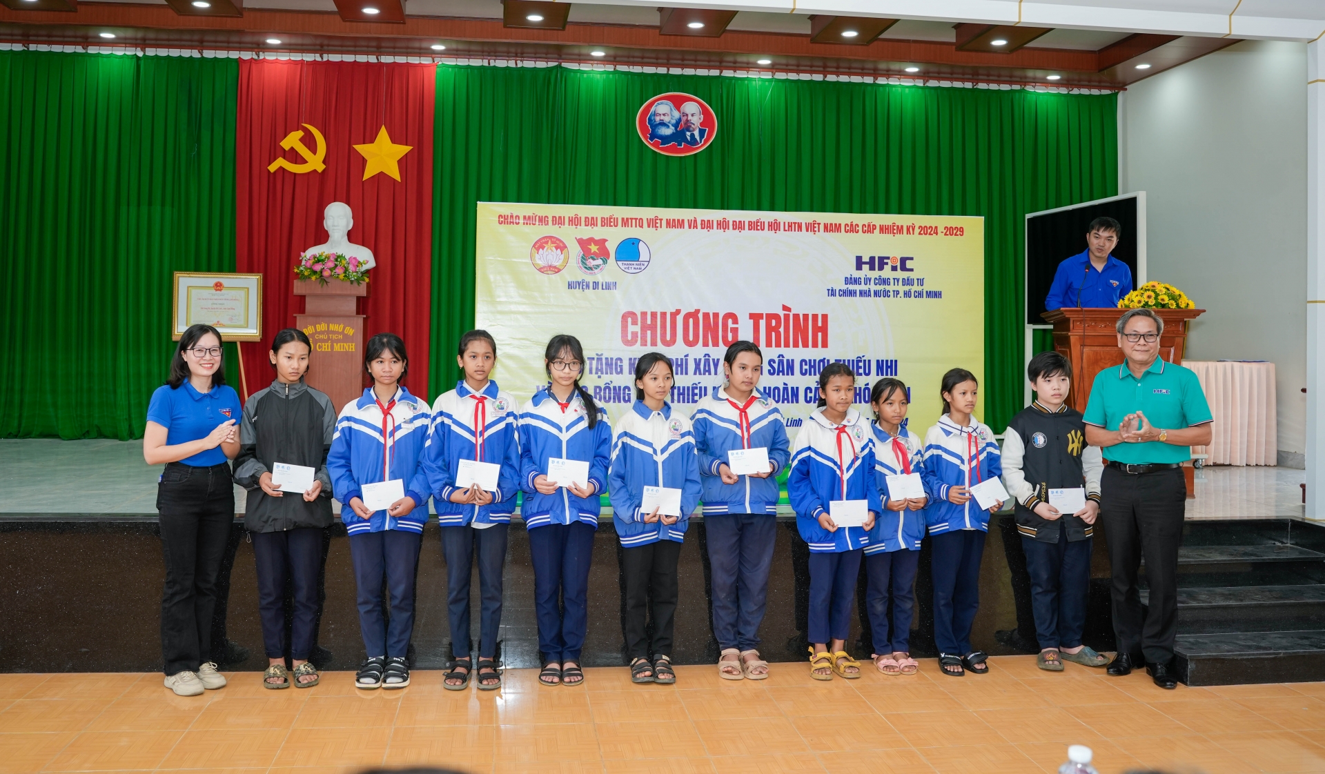 20 phần học bổng đã được trao cho học sinh có hoàn cảnh khó khăn xã Gung Ré