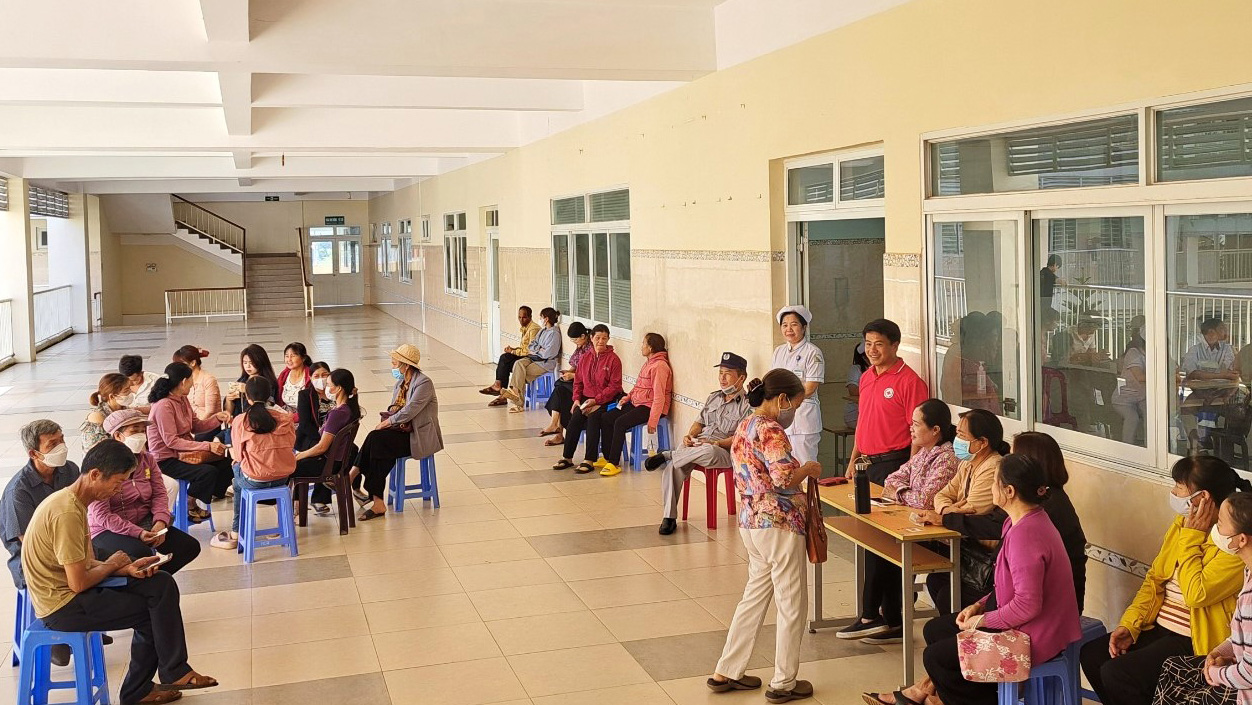Người dân tại 6 huyện, thành phố phía Nam đến khám tầm soát, sàng lọc các bệnh lý tim mạch miễn phí tại Bệnh viện II Lâm Đồng