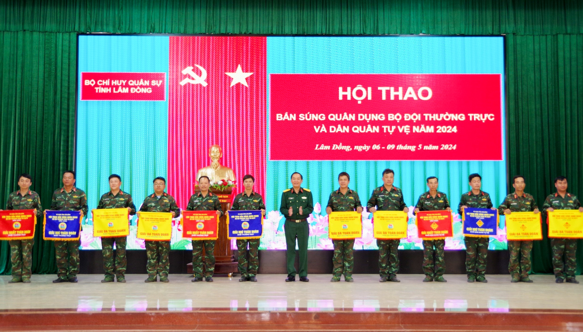Đại tá Vy Thanh Minh - Phó Chỉ huy trưởng, Tham mưu trưởng Bộ CHQS tỉnh Lâm Đồng trao cờ nhất, nhì, ba toàn đoàn cho các đơn vị 