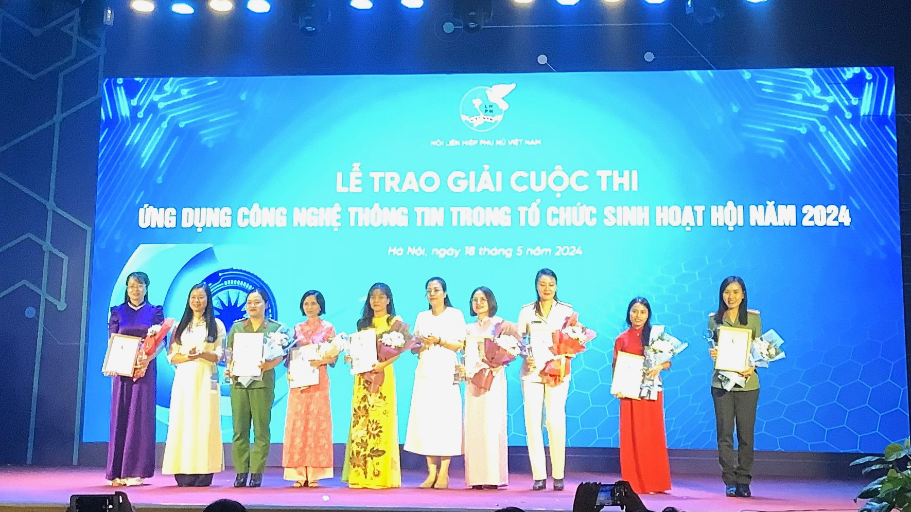 Ban tổ chức trao giải cho các tác giải, nhóm tác giả đạt giải Ba tại Cuộc thi