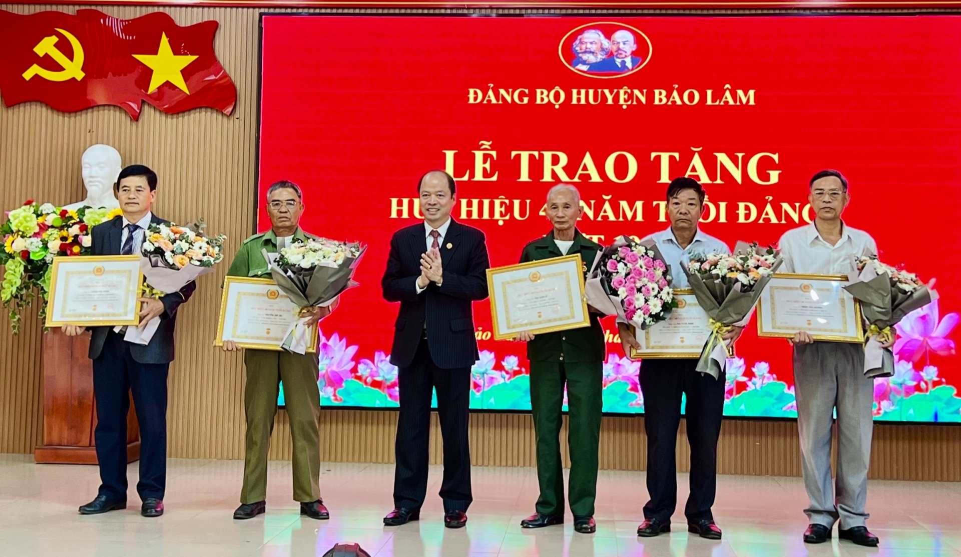 Bảo Lâm: Trao tặng Huy hiệu Đảng đợt 19/5 cho 26 đảng viên