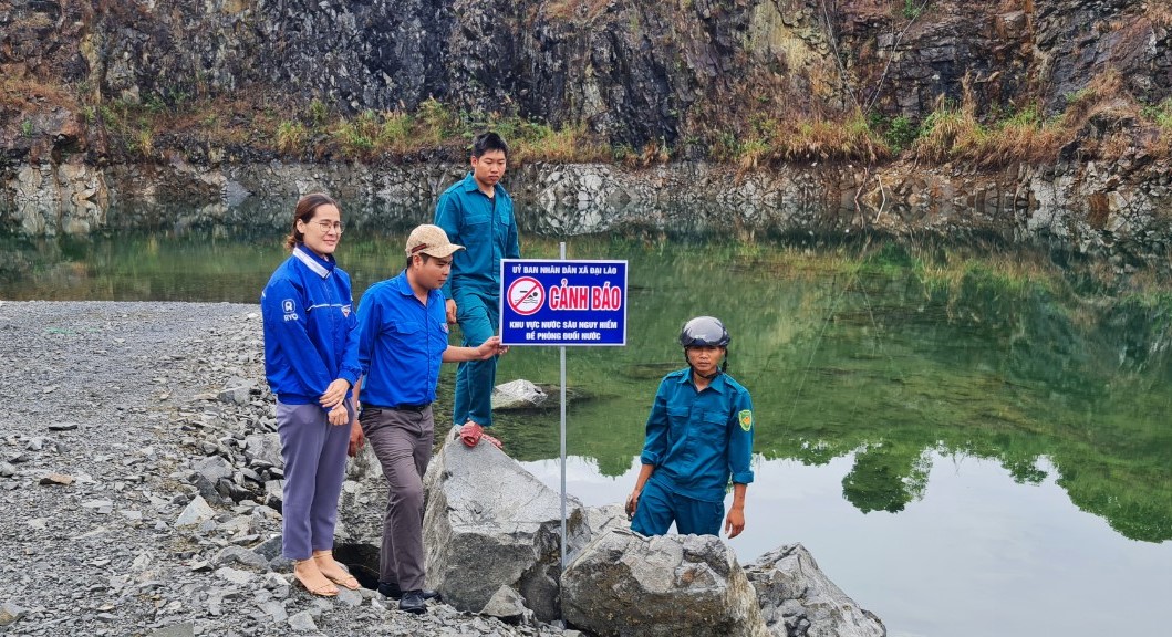 Đoàn viên, thanh niên và dân quân xã Đại Lào tham gia cắm biển cảnh báo phòng chống đuối nước tại các ao, hồ tự nhiên trên địa bàn