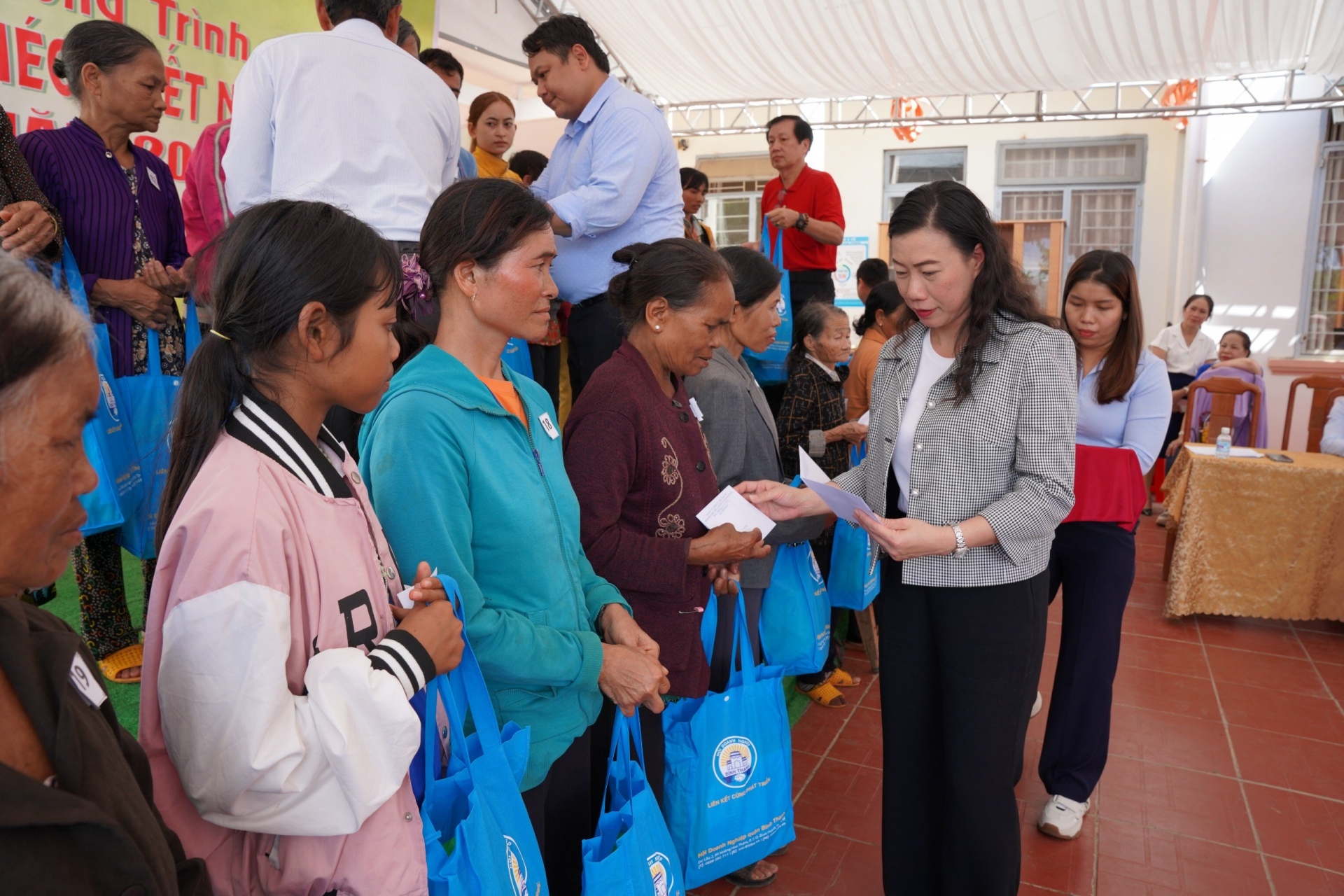 Phó Bí thư Thường trực Quận ủy Bình Thạnh Triệu Lệ Khánh tặng quà cho người dân khó khăn xã Tam Bố