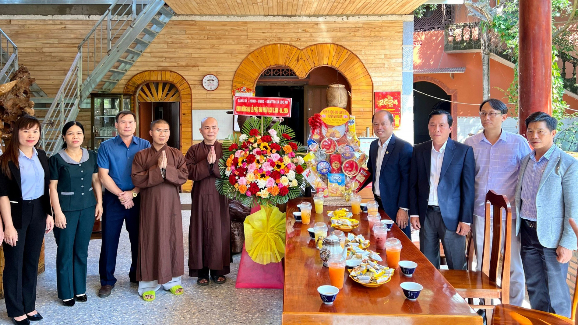 Bí thư Huyện ủy Bảo Lâm Nguyễn Viết Vân thăm Chùa Pháp Hoa (xã Lộc Đức)