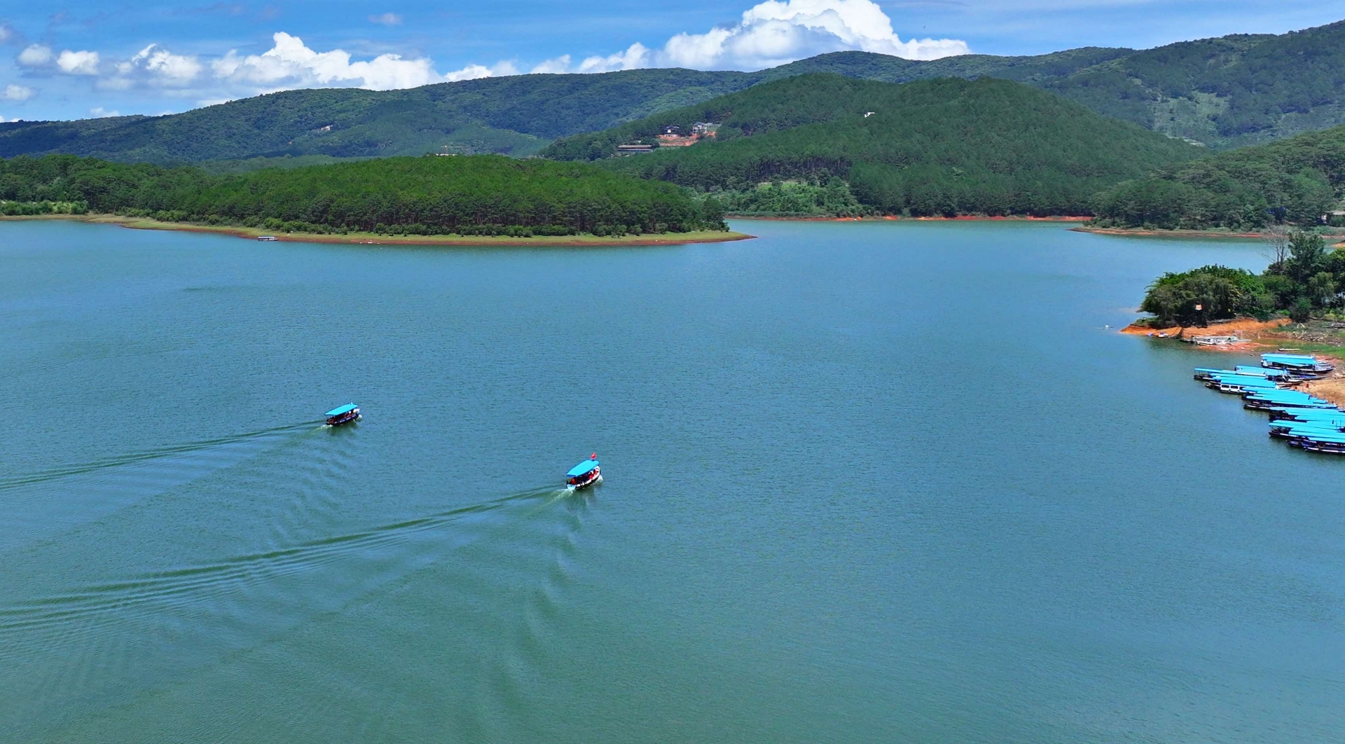 Quá thời hạn nhưng dịch vụ du lịch trên hồ Tuyền Lâm chưa dừng hoạt động
