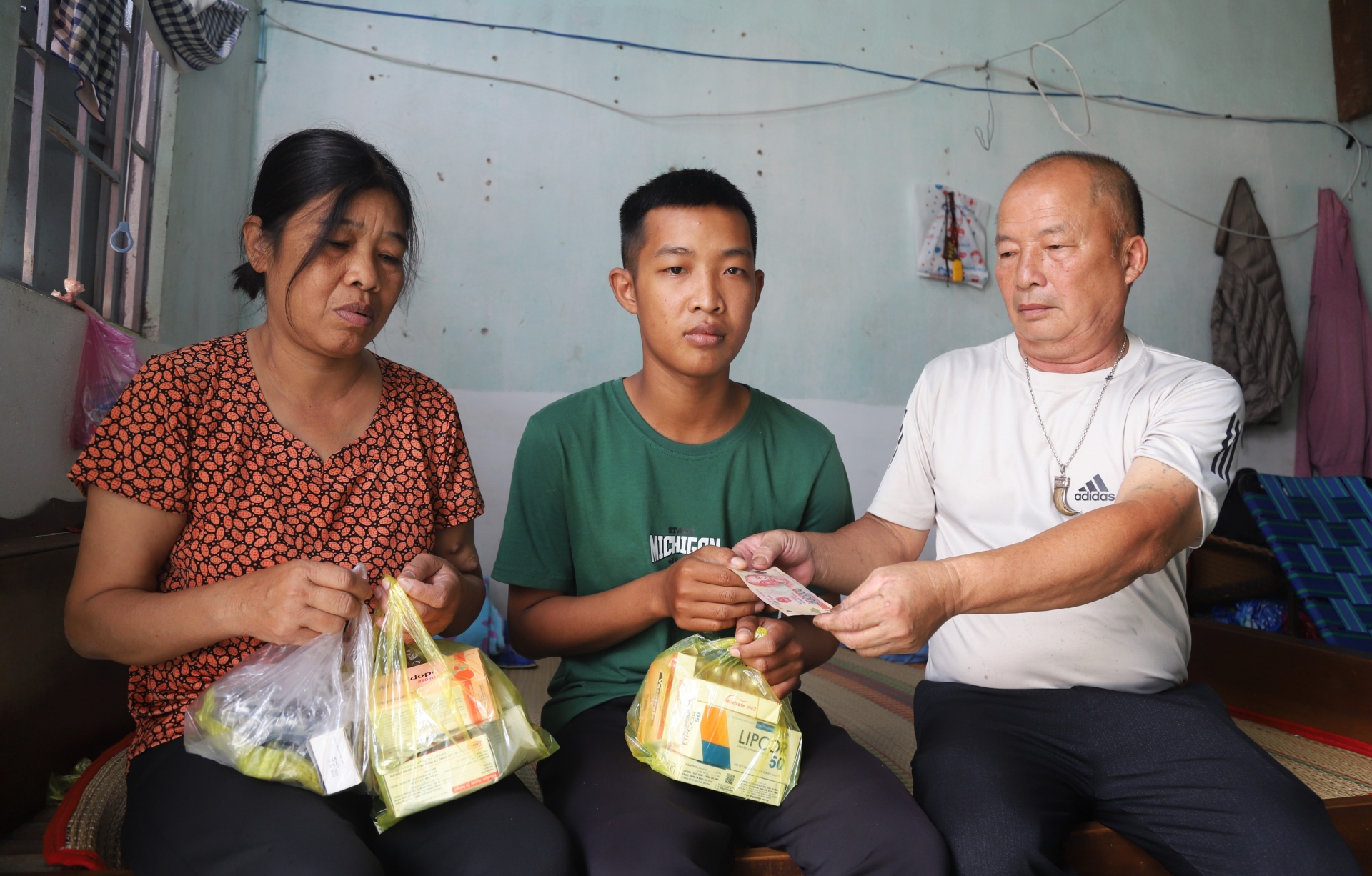Thương cảm trước hoàn cảnh đáng thương của mẹ con bà Rõ, tỉnh thoảng những người dân tại Tổ dân phố 10 (phường BLao) lại gom góp hỗ trợ giúp 2 mẹ con