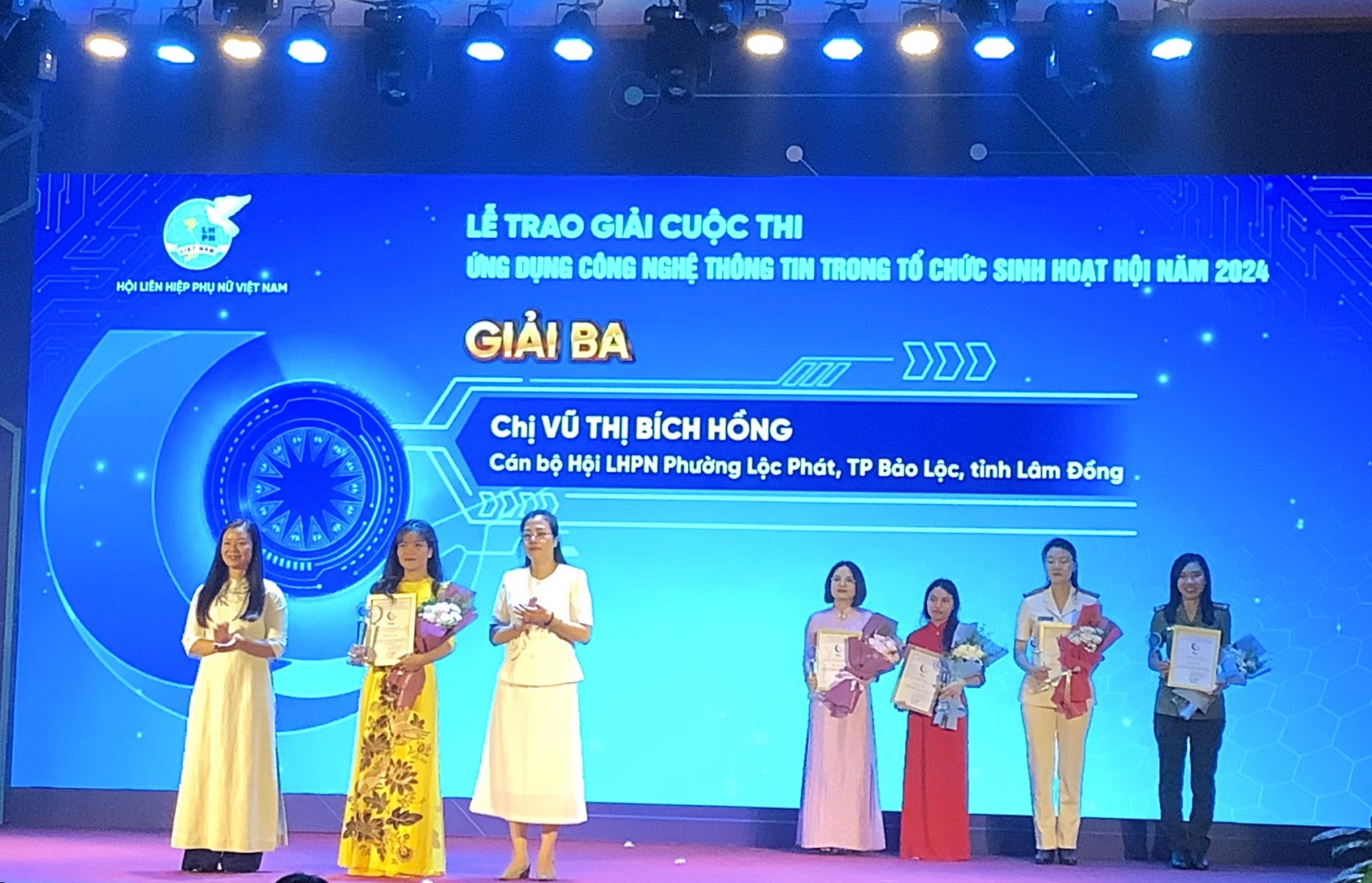 Chị Vũ Thị Bích Hồng (áo dài màu vàng), cán bộ Hội LHPN phường Lộc Phát (TP Bảo Lộc) nhận giả Ba tại Cuộc thi