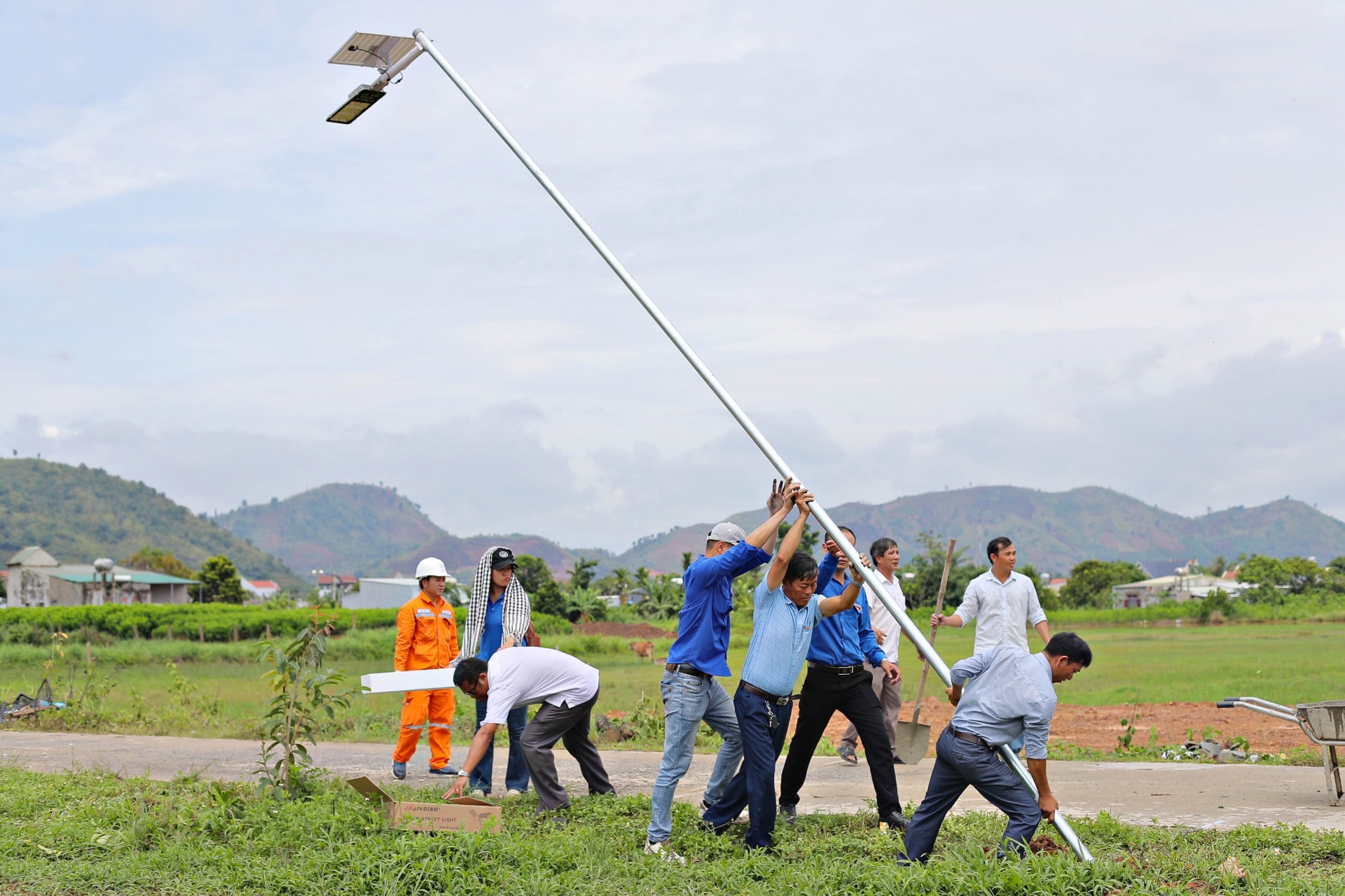 Chi đoàn Báo Lâm Đồng phối hợp thực hiện Công trình Thắp sáng đường quê tại huyện Đam Rông