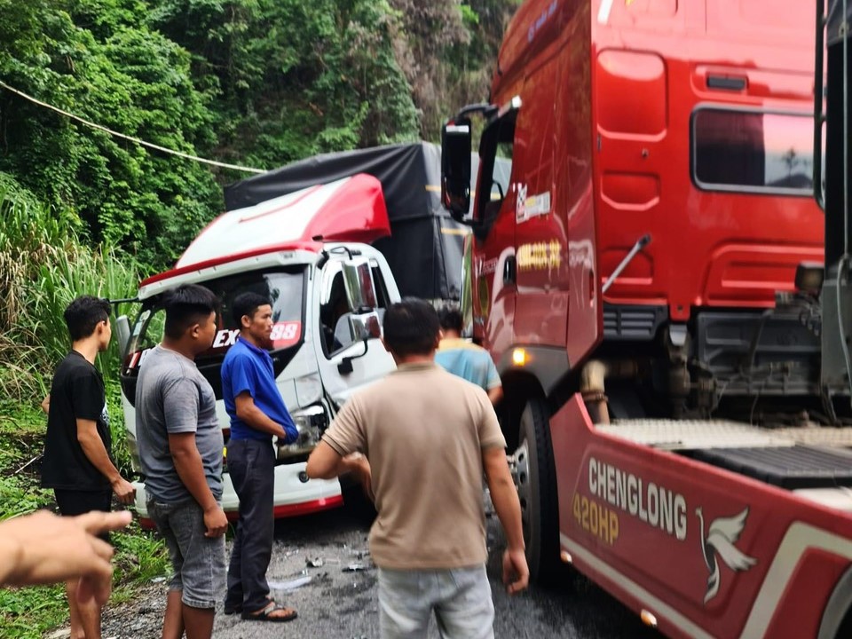 Hiện trường vụ va chạm giữa xe tải và xe đầu kéo xảy ra tại khúc cua cầu Hẹp trên đèo Bảo Lộc