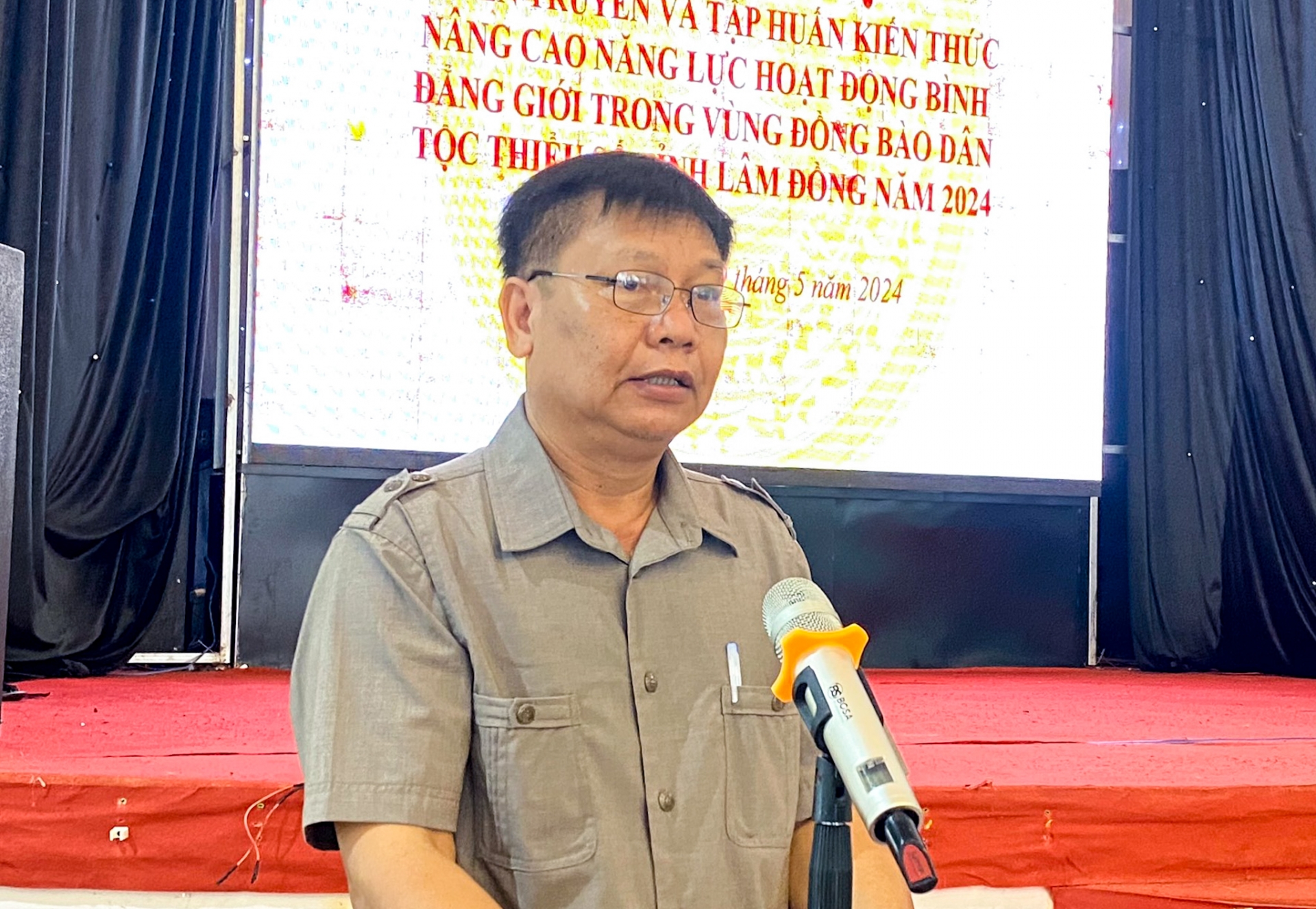 Ông Dơ Woang Ya Gương - Phó Trưởng Ban Dân tộc tỉnh phát biểu khai mạc hội nghị