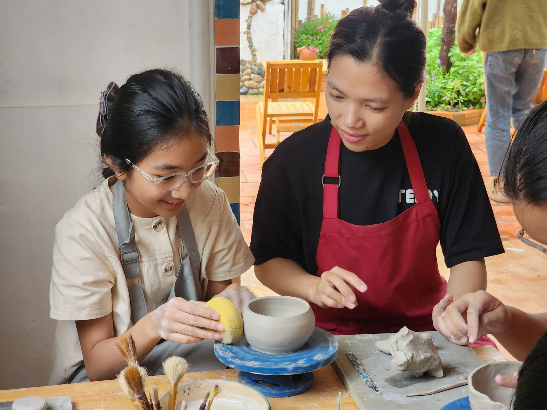 Nhân viên của Làng An hướng dẫn cụ thể quy trình làm ra từng sản phẩm 